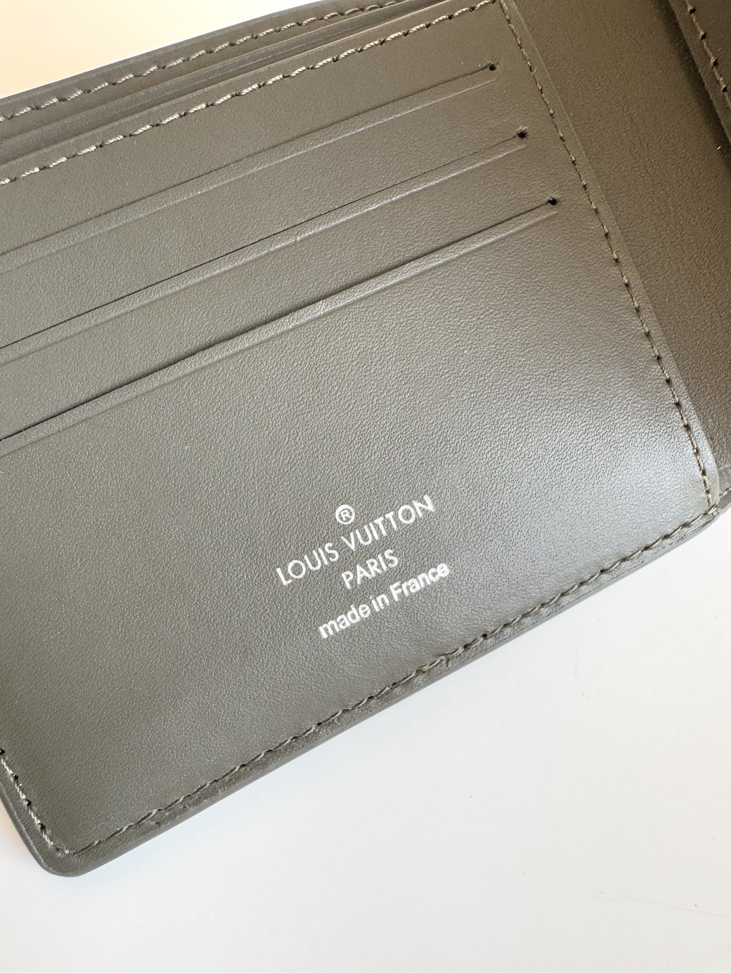 P300 M69829 Gray LV Aerogram Multiple Wallet A fresh take on a classic design, the craftsmanship gives the cowhide leather a richly grained texture Metal LV letters mark the brand's identity and can be easily worn with the LV Aerogram collection of handbags Dimensions: 11.5 x 9 x 1.5 cm.