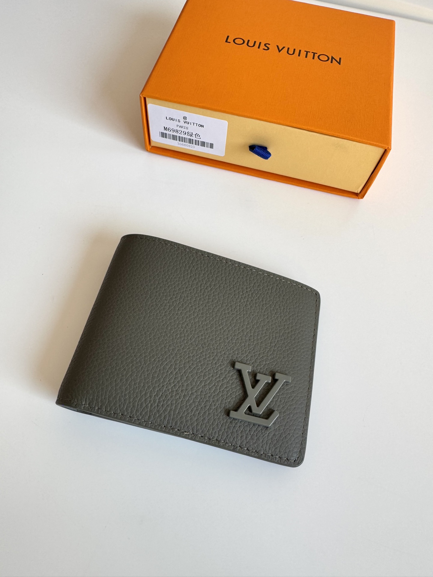 P300 M69829 Gray LV Aerogram Multiple Wallet A fresh take on a classic design, the craftsmanship gives the cowhide leather a richly grained texture Metal LV letters mark the brand's identity and can be easily worn with the LV Aerogram collection of handbags Dimensions: 11.5 x 9 x 1.5 cm.