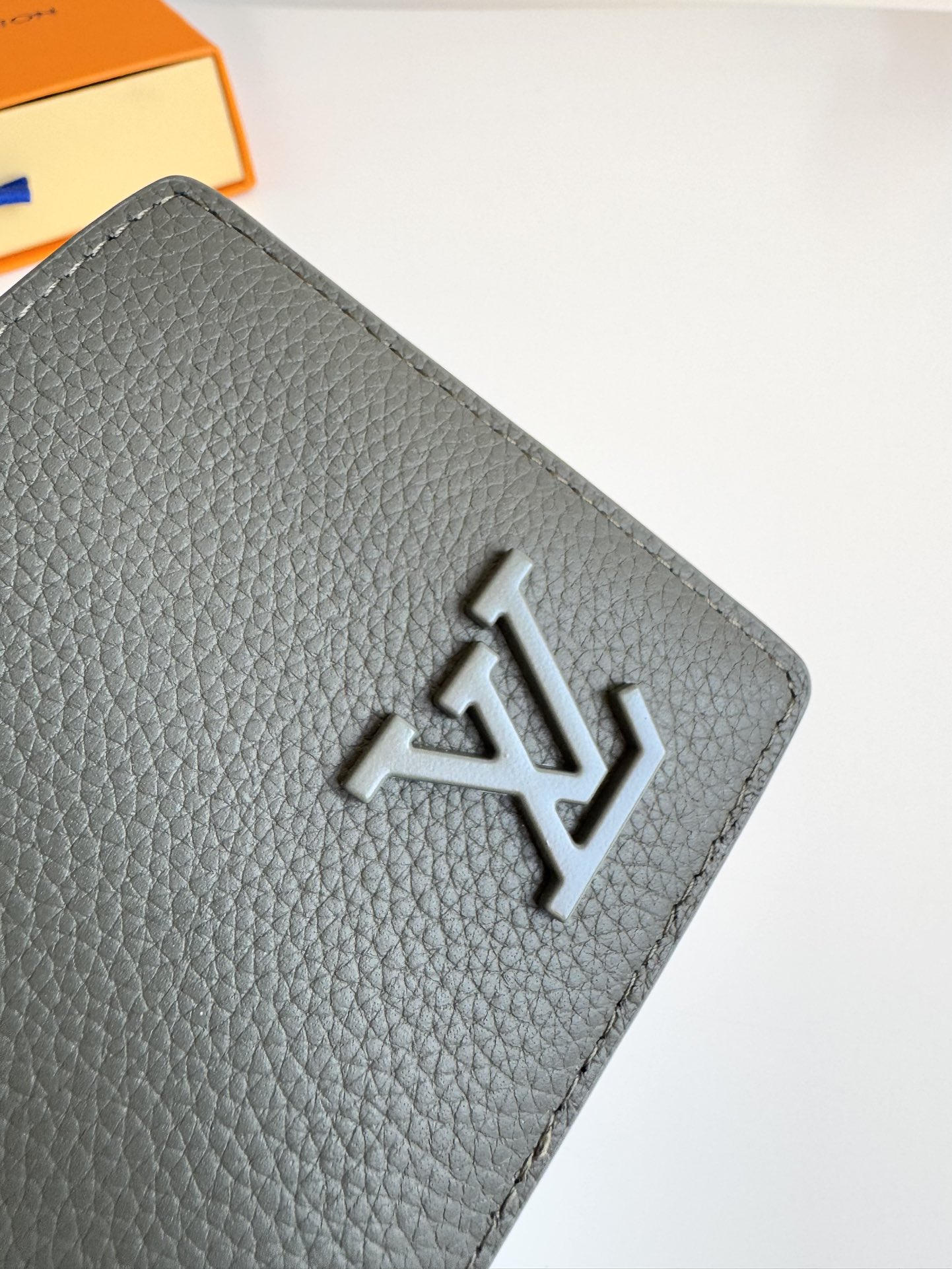 P300 M69829 Grey LV Aerogram Multiple Wallet Une nouvelle approche d'un design classique, la fabrication artisanale donne au cuir de vachette une texture riche et granuleuse et les lettres métalliques LV marquent l'identité de la marque, ce qui le rend facile à porter avec la collection de sacs à main LV Aerogram Dimensions : 11,5 x 9 x 1,5cm