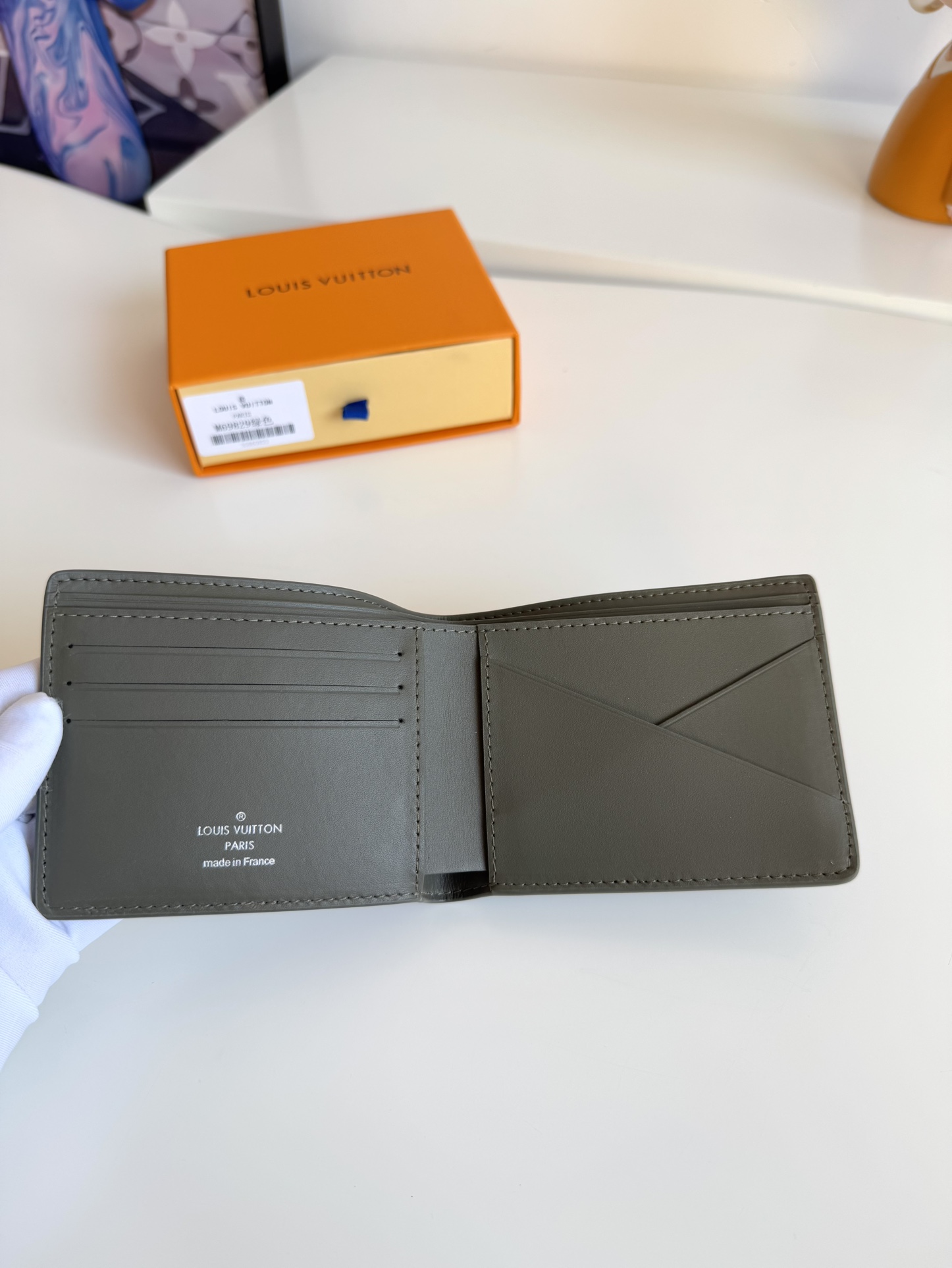 P300 M69829 Grey LV Aerogram Multiple Wallet Une nouvelle approche d'un design classique, la fabrication artisanale donne au cuir de vachette une texture riche et granuleuse et les lettres métalliques LV marquent l'identité de la marque, ce qui le rend facile à porter avec la collection de sacs à main LV Aerogram Dimensions : 11,5 x 9 x 1,5cm