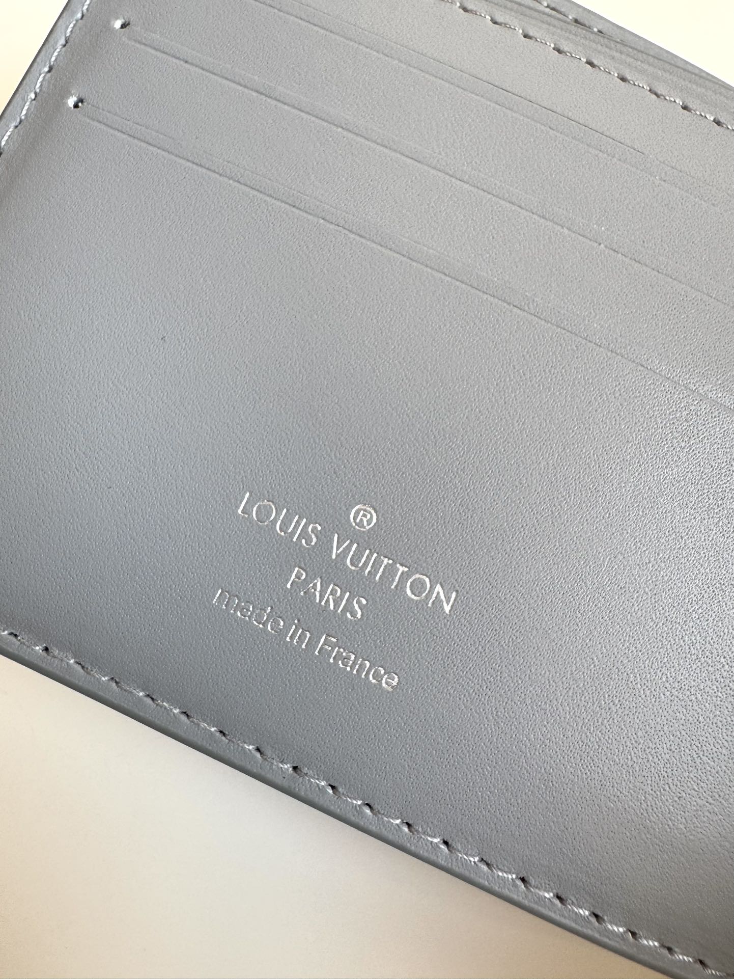 P300 M69829 Gray LV Aerogram Multiple Wallet A fresh take on a classic design, the craftsmanship gives the cowhide leather a richly grained texture Metal LV letters mark the brand's identity and can be easily worn with the LV Aerogram collection of handbags Dimensions: 11.5 x 9 x 1.5 cm.