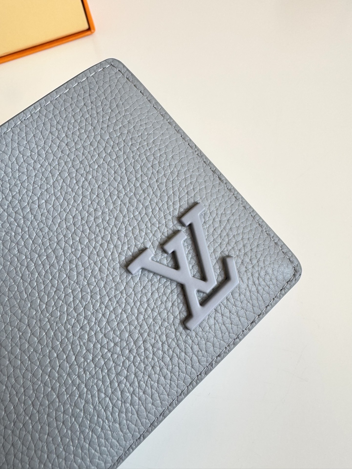 P300 M69829 Gray LV Aerogram Multiple Wallet A fresh take on a classic design, the craftsmanship gives the cowhide leather a richly grained texture Metal LV letters mark the brand's identity and can be easily worn with the LV Aerogram collection of handbags Dimensions: 11.5 x 9 x 1.5 cm.