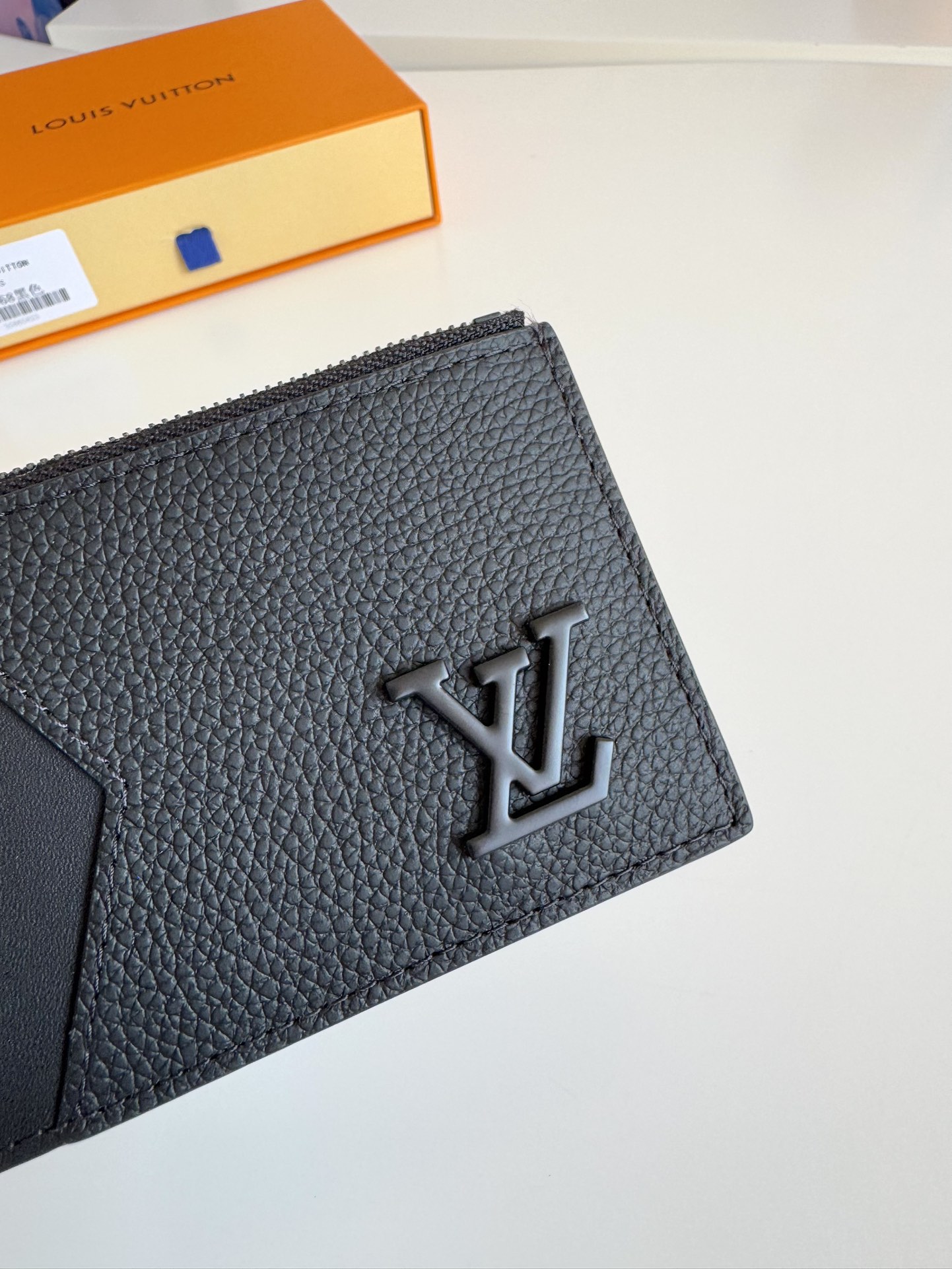 P360 M82068 Preto Feito à medida a partir da icónica pele Taiga da Louis Vuitton, o porta-cartões Coin tem um aspeto fino e elegante e é ideal para guardar em segurança trocos e notas. No interior, existem várias ranhuras para cartões de crédito e compartimentos para notas, bem como um bolso adicional com fecho para moedas.