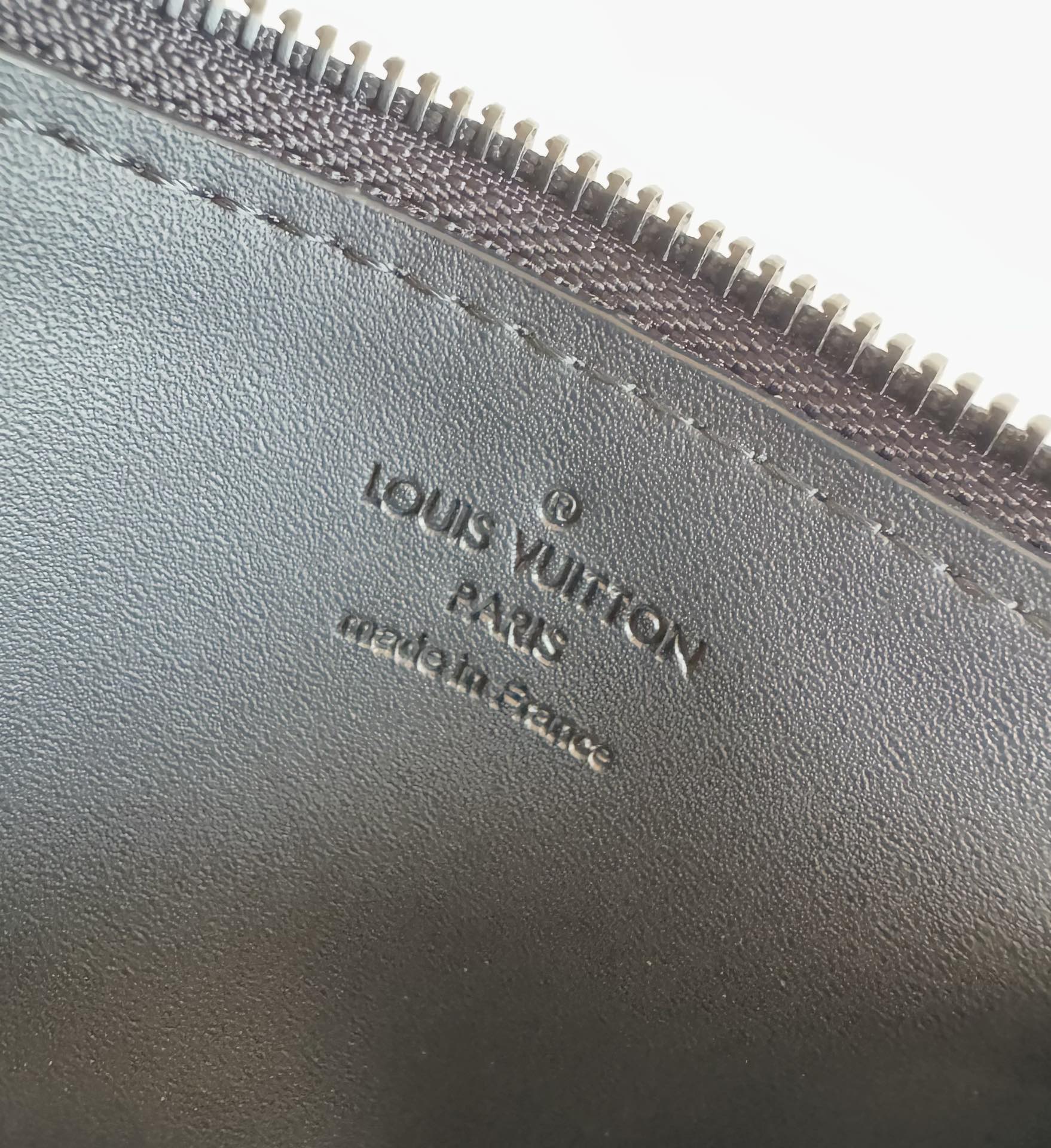 P360 M82068 Preto Feito à medida a partir da icónica pele Taiga da Louis Vuitton, o porta-cartões Coin tem um aspeto fino e elegante e é ideal para guardar em segurança trocos e notas. No interior, existem várias ranhuras para cartões de crédito e compartimentos para notas, bem como um bolso adicional com fecho para moedas.