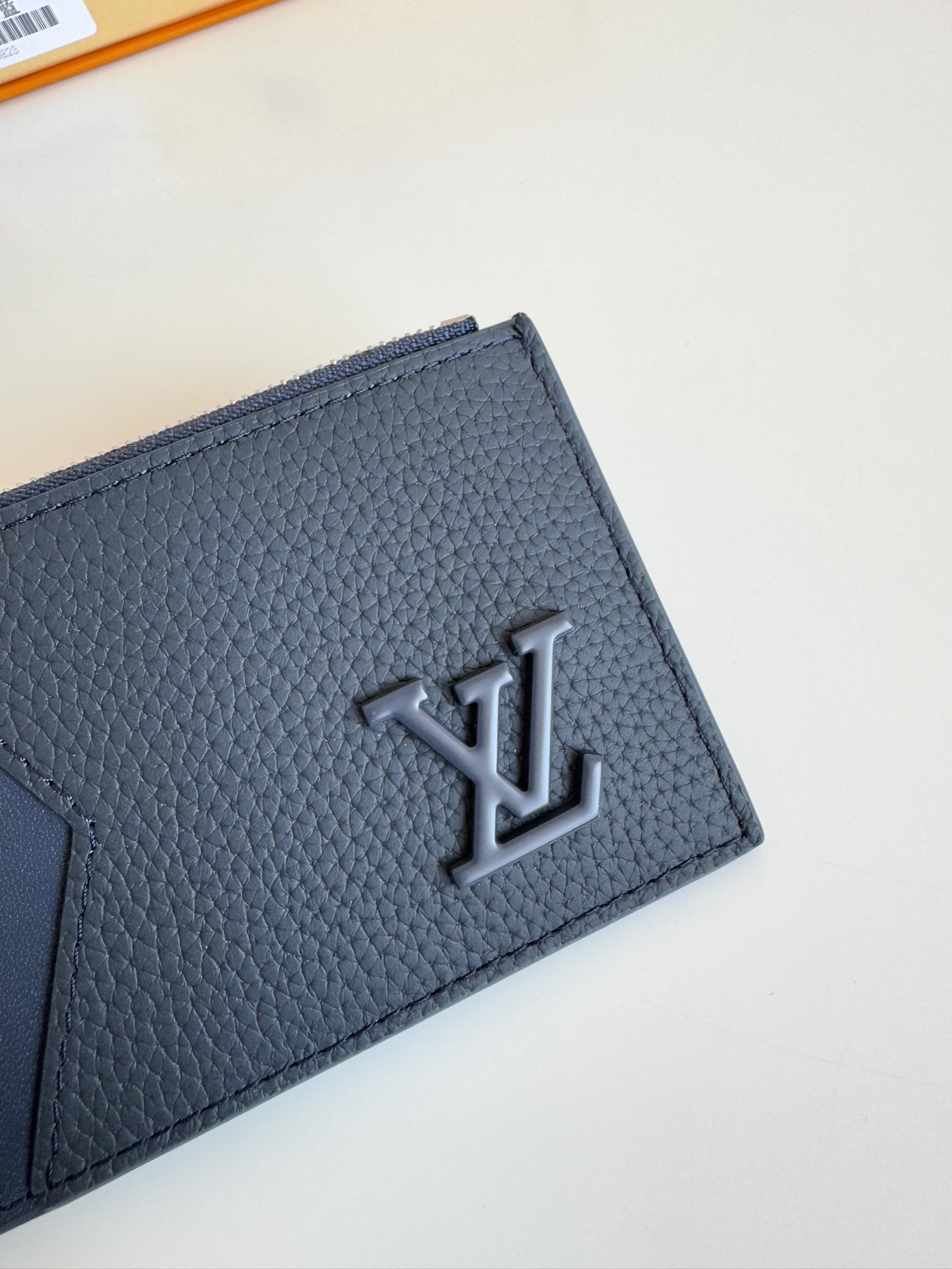 P360 M82068 Lake Blue Tailored from Louis Vuitton's iconic Taiga leather, the Coin card holder has a slim, clean look and is ideal for securely storing loose change and banknotes. Inside, there are multiple credit card slots and bill compartments, plus an additional zippered coin pocket.