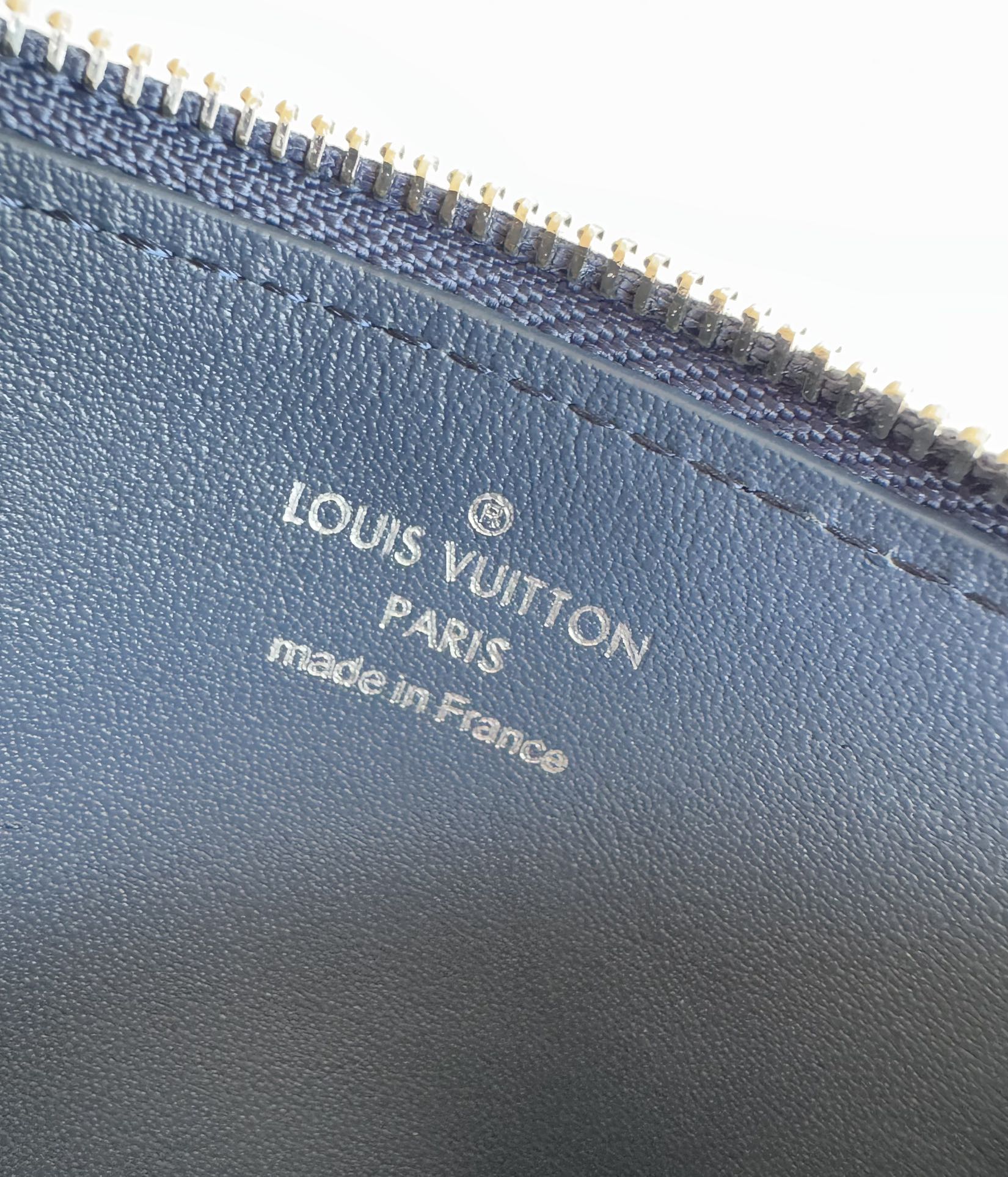 P360 M82068 Azul oscuro Confeccionado en la emblemática piel Taiga de Louis Vuitton, el tarjetero Coin tiene un aspecto elegante y limpio y es ideal para guardar de forma segura el cambio suelto y los billetes. En su interior hay múltiples ranuras para tarjetas de crédito y compartimentos para billetes, así como un bolsillo adicional con cremallera para monedas.