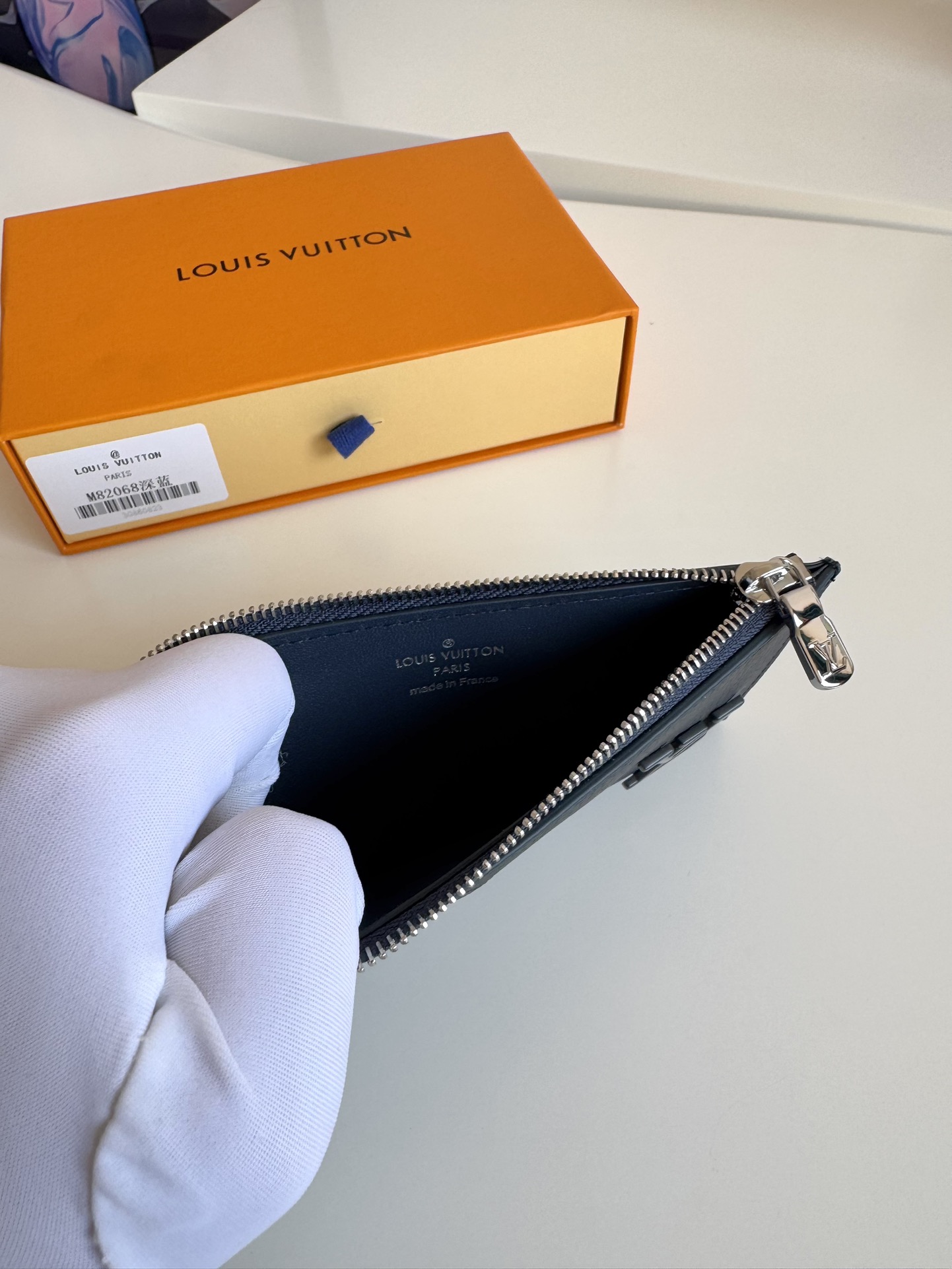 P360 M82068 Black Taillé dans le cuir Taiga emblématique de Louis Vuitton, le Coin Card Holder présente un aspect fin et épuré et est idéal pour ranger en toute sécurité la petite monnaie et les billets de banque. L'intérieur comporte plusieurs fentes pour les cartes de crédit et un compartiment pour les billets de banque, ainsi qu'une poche zippée supplémentaire pour la monnaie.