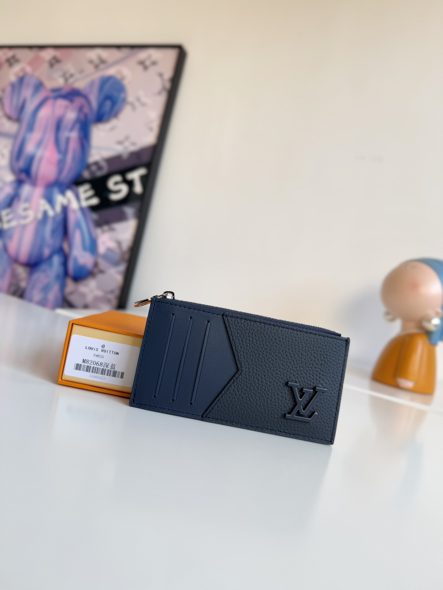 P360 M82068 Lake Blue Tailored from Louis Vuitton's iconic Taiga leather, the Coin card holder has a slim, clean look and is ideal for securely storing loose change and banknotes. Inside, there are multiple credit card slots and bill compartments, plus an additional zippered coin pocket.