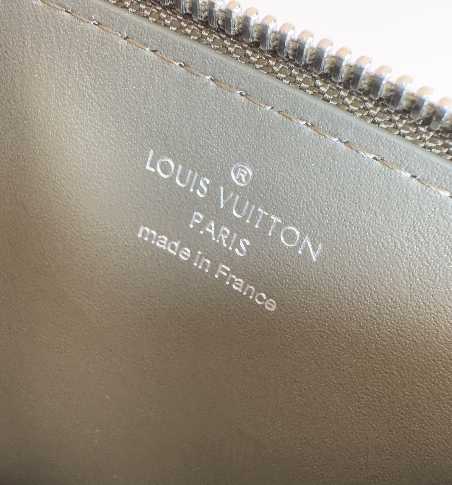 P360 M82068 Black Taillé dans le cuir Taiga emblématique de Louis Vuitton, le Coin Card Holder présente un aspect fin et épuré et est idéal pour ranger en toute sécurité la petite monnaie et les billets de banque. L'intérieur comporte plusieurs fentes pour les cartes de crédit et un compartiment pour les billets de banque, ainsi qu'une poche zippée supplémentaire pour la monnaie.