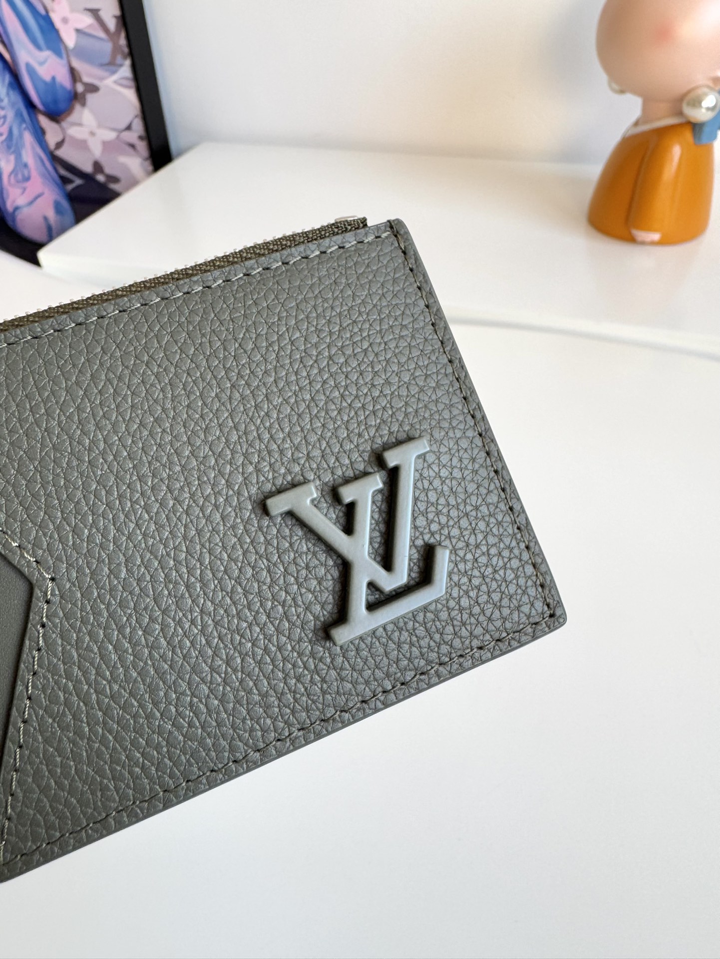 P360 M82068 Black Taillé dans le cuir Taiga emblématique de Louis Vuitton, le Coin Card Holder présente un aspect fin et épuré et est idéal pour ranger en toute sécurité la petite monnaie et les billets de banque. L'intérieur comporte plusieurs fentes pour les cartes de crédit et un compartiment pour les billets de banque, ainsi qu'une poche zippée supplémentaire pour la monnaie.