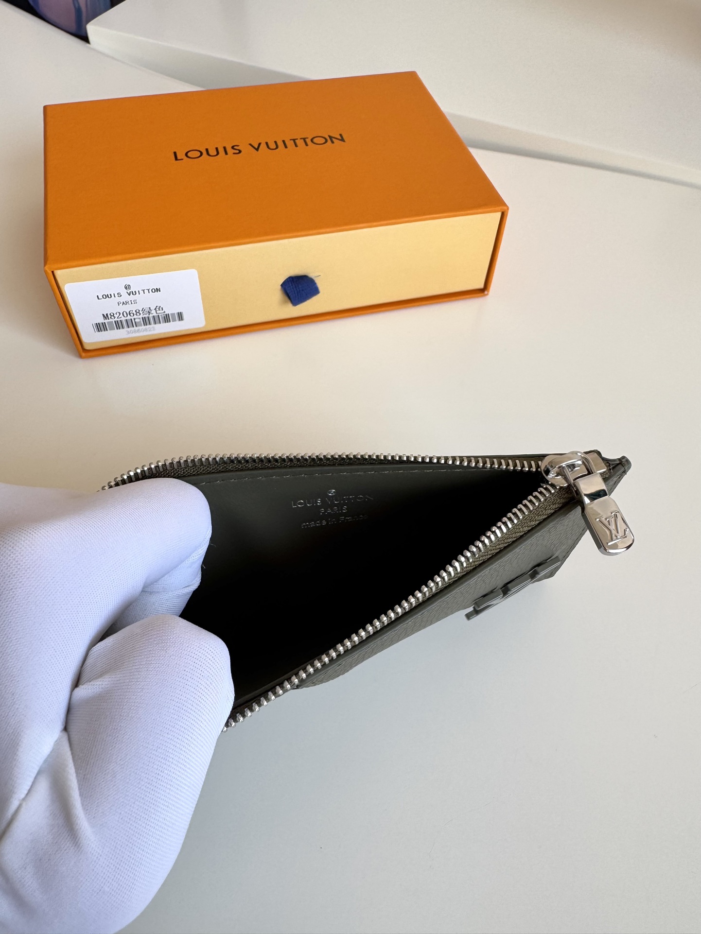 P360 M82068 Black Taillé dans le cuir Taiga emblématique de Louis Vuitton, le Coin Card Holder présente un aspect fin et épuré et est idéal pour ranger en toute sécurité la petite monnaie et les billets de banque. L'intérieur comporte plusieurs fentes pour les cartes de crédit et un compartiment pour les billets de banque, ainsi qu'une poche zippée supplémentaire pour la monnaie.