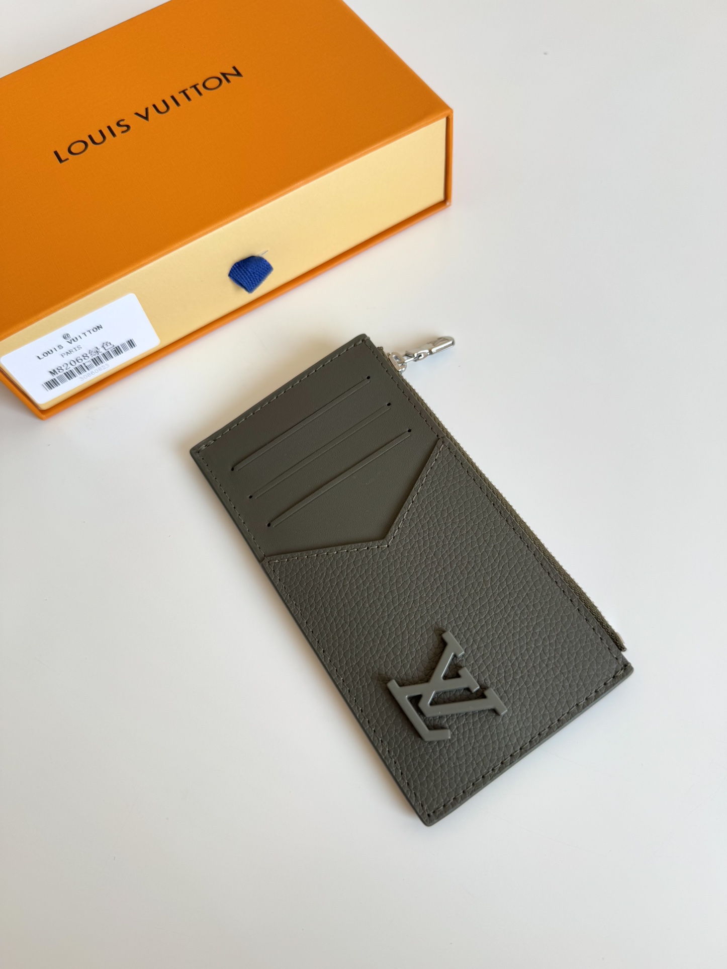 P360 M82068 Verde Feito à medida a partir da icónica pele Taiga da Louis Vuitton, o porta-cartões Coin tem um aspeto fino e elegante e é ideal para guardar de forma segura trocos e notas. No interior, há várias ranhuras para cartões de crédito e compartimentos para notas, além de um bolso adicional com fecho para moedas.