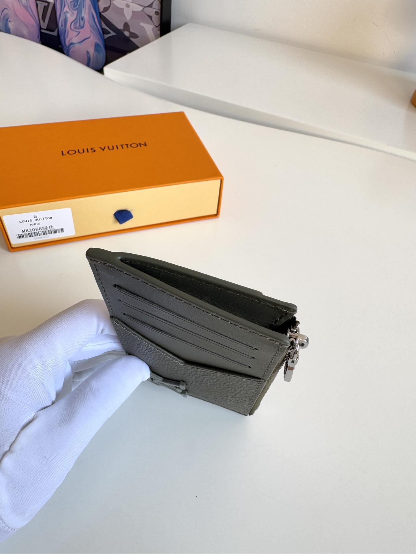 P360 M82068 Black Taillé dans le cuir Taiga emblématique de Louis Vuitton, le Coin Card Holder présente un aspect fin et épuré et est idéal pour ranger en toute sécurité la petite monnaie et les billets de banque. L'intérieur comporte plusieurs fentes pour les cartes de crédit et un compartiment pour les billets de banque, ainsi qu'une poche zippée supplémentaire pour la monnaie.