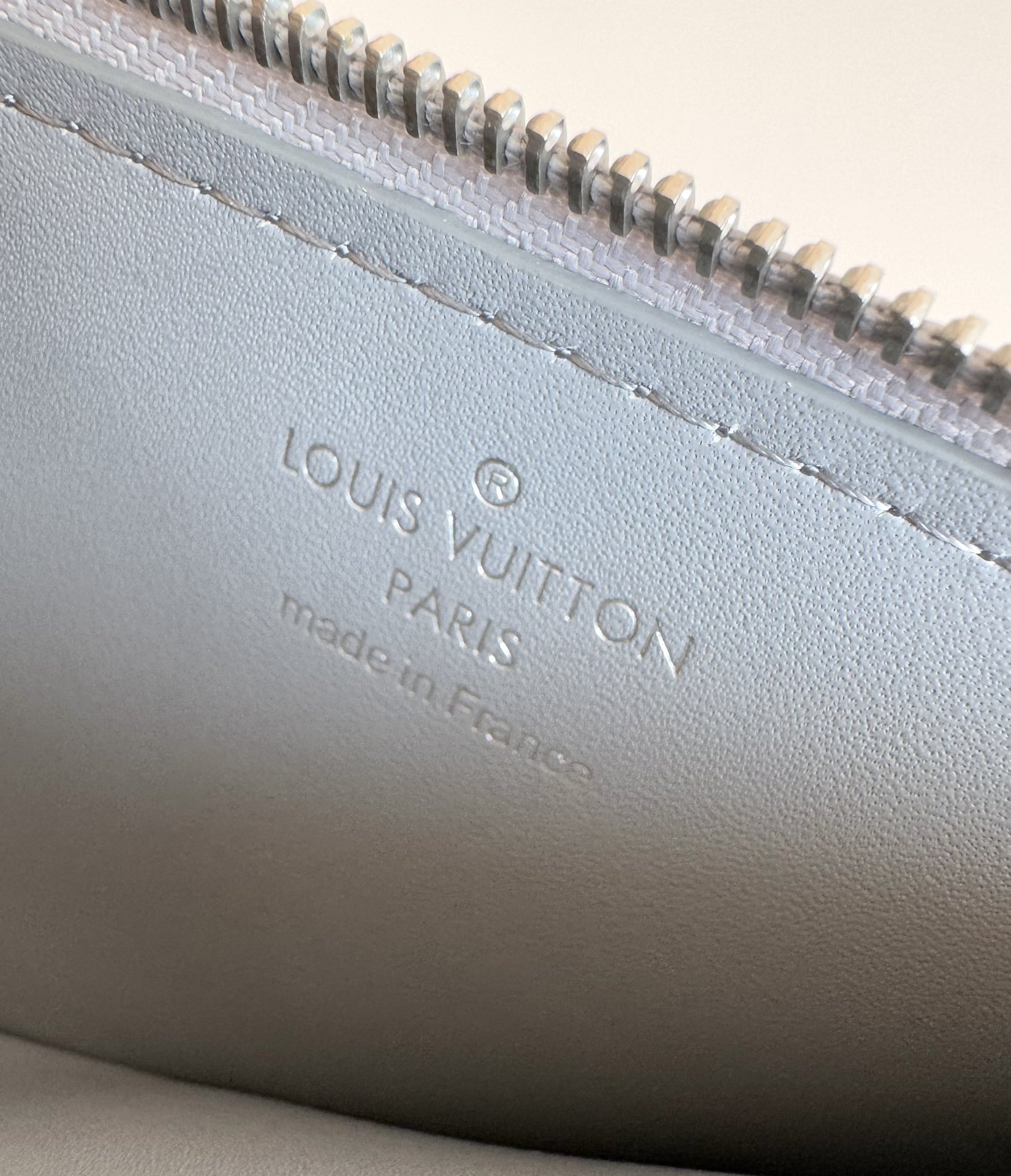 P360 M82068 Gray Tailored from Louis Vuitton's iconic Taiga leather, the Coin Card Holder has a sleek, clean look and is ideal for securely storing loose change and banknotes. Inside, there are multiple credit card slots and bill compartments, plus an additional zippered coin pocket.