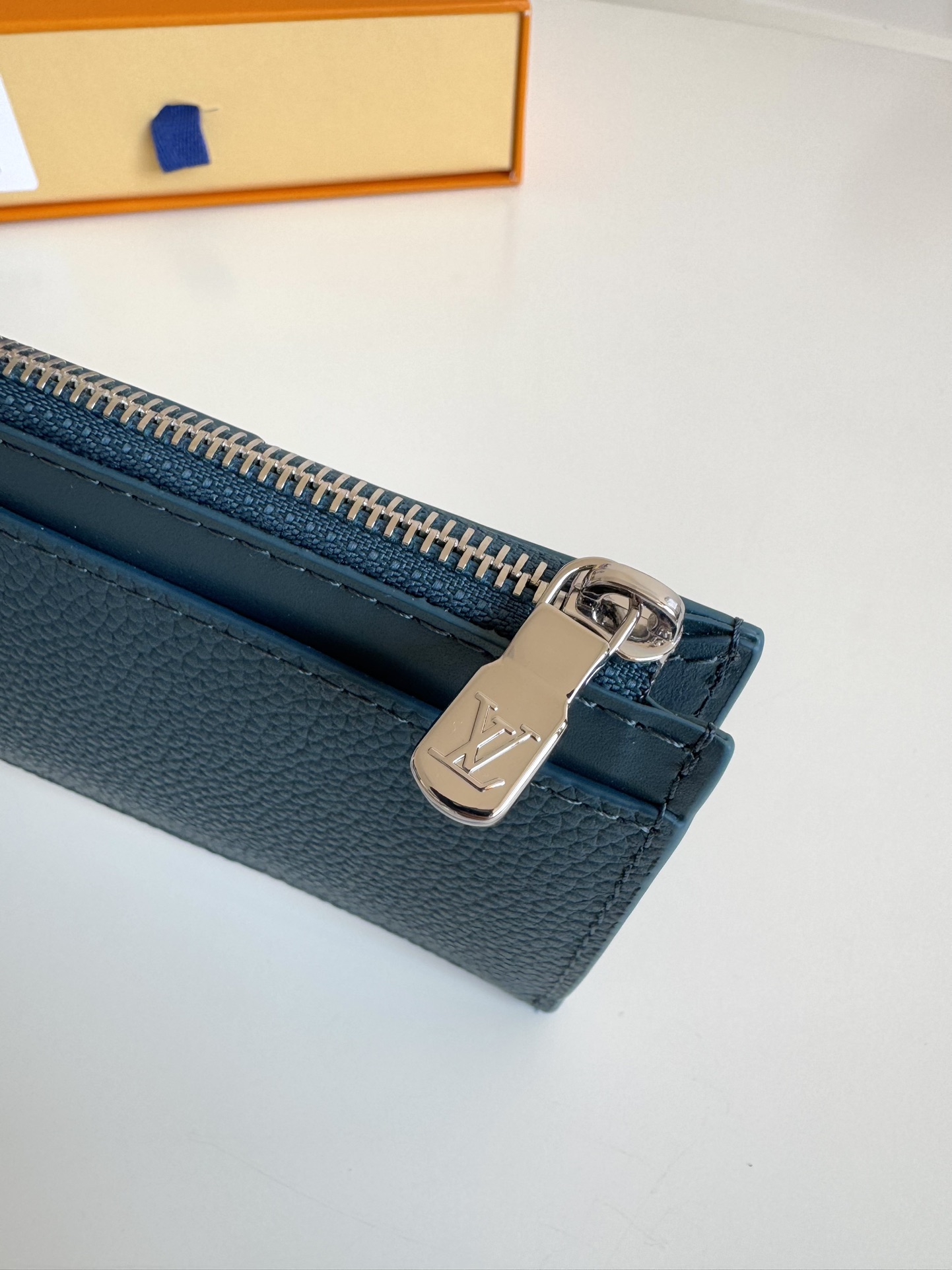 P360 M82068 Lake Blue Tailored from Louis Vuitton's iconic Taiga leather, the Coin card holder has a slim, clean look and is ideal for securely storing loose change and banknotes. Inside, there are multiple credit card slots and bill compartments, plus an additional zippered coin pocket.