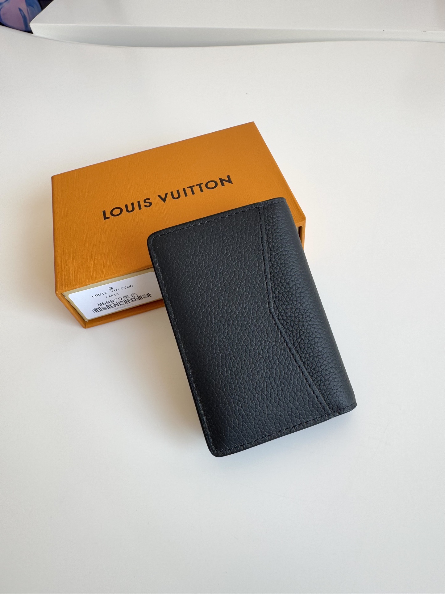 P280 M69979Negro Nuevo LV Aerogram Pocket Money ClipLa piel de vacuno seleccionada es tan suave como el membrete de una antigua aerolíneaLas letras LV metálicas subrayan la identidad de la marcaCon compartimentos y ranuras para tarjetas, es una fusión de elegancia y funcionalidad que puede combinarse con cualquiera de los bolsos de la colección Aerogram de LVMedidas: 11 x 8 cm.