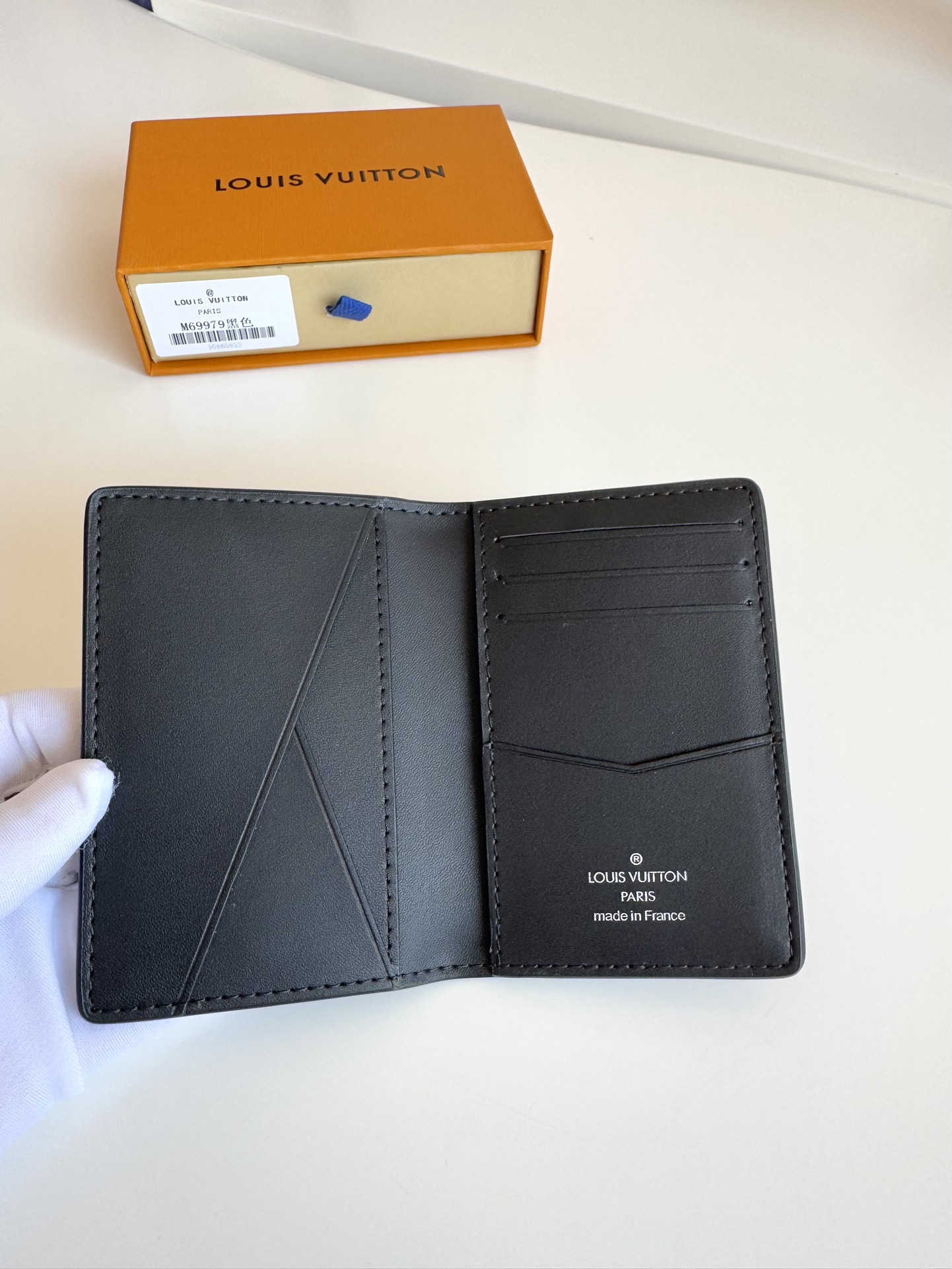 P280 M69979 Coffee New LV Aerogram Pocket Money Clip厳選されたカウハイドレザーは、昔の航空会社の便箋のような柔らかさメタルLVの文字がブランドのアイデンティティを強調コンパートメントとカードスロットを備え、エレガンスと機能性の融合を実現LVのエアログラムシリーズのハンドバッグに対応サイズ：11 x 8cm-ハイファッションバッグ