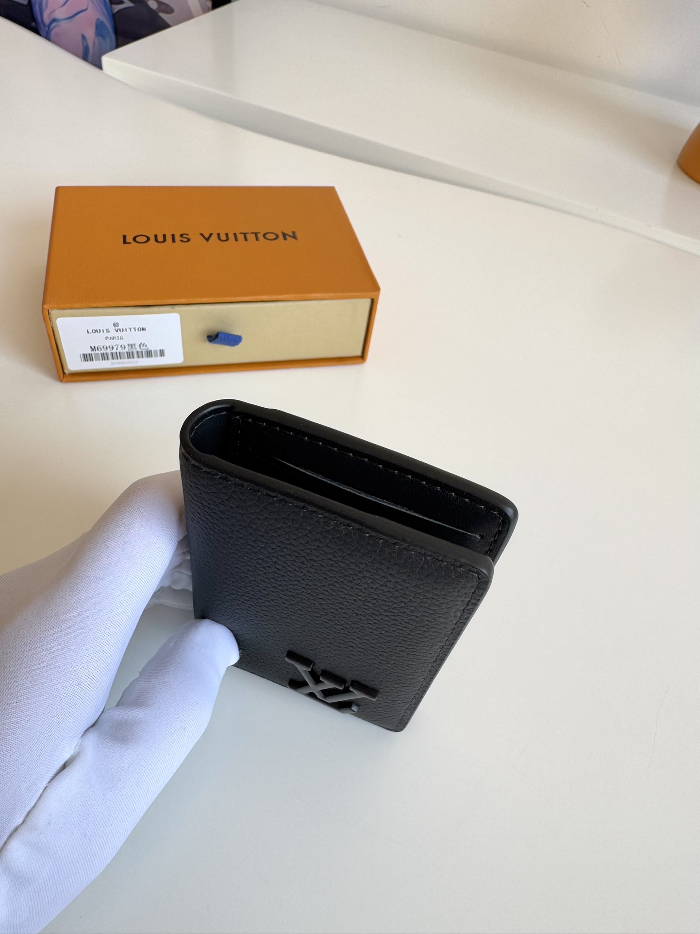 P280 M69979 Coffee New LV Aerogram Pocket Money Clip厳選されたカウハイドレザーは、昔の航空会社の便箋のような柔らかさメタルLVの文字がブランドのアイデンティティを強調コンパートメントとカードスロットを備え、エレガンスと機能性の融合を実現LVのエアログラムシリーズのハンドバッグに対応サイズ：11 x 8cm-ハイファッションバッグ