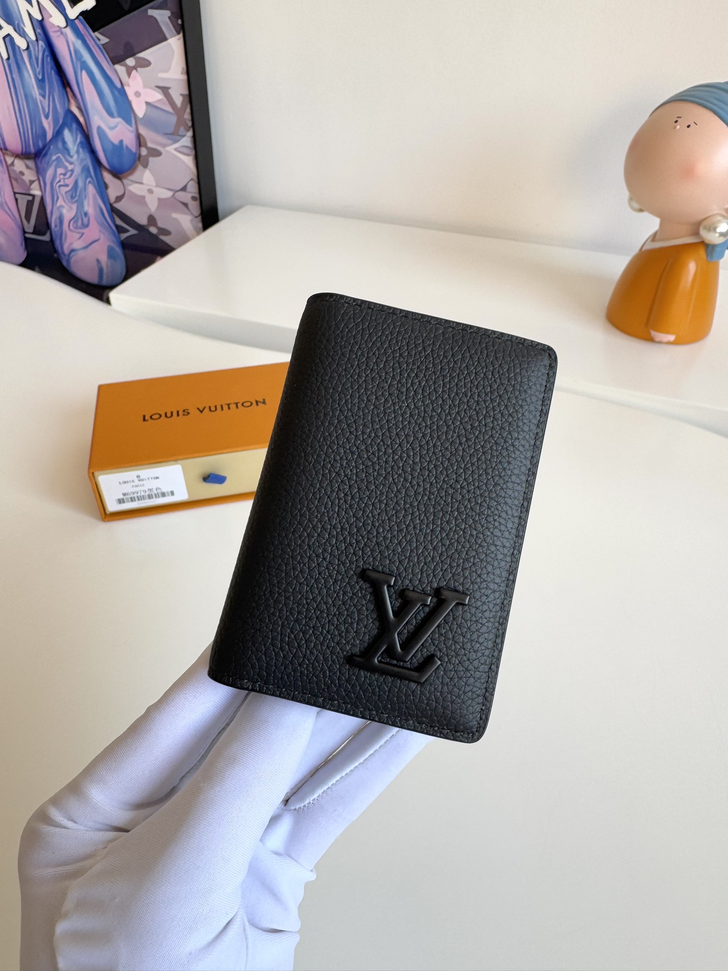 P280 M69979Negro Nuevo LV Aerogram Pocket Money ClipLa piel de vacuno seleccionada es tan suave como el membrete de una antigua aerolíneaLas letras LV metálicas subrayan la identidad de la marcaCon compartimentos y ranuras para tarjetas, es una fusión de elegancia y funcionalidad que puede combinarse con cualquiera de los bolsos de la colección Aerogram de LVMedidas: 11 x 8 cm.