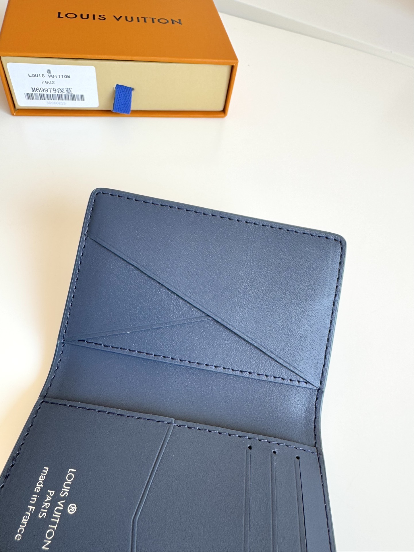 P280 M69979 dark blue New LV Aerogram pocket wallet Selected cowhide leather is as soft as old-time airline letterhead Metal LV letters underline the brand's identity with compartments and card slots to achieve a fusion of elegance and functionality Can be worn with any LV Aerogram handbag Dimensions: 11 x 8 cm.