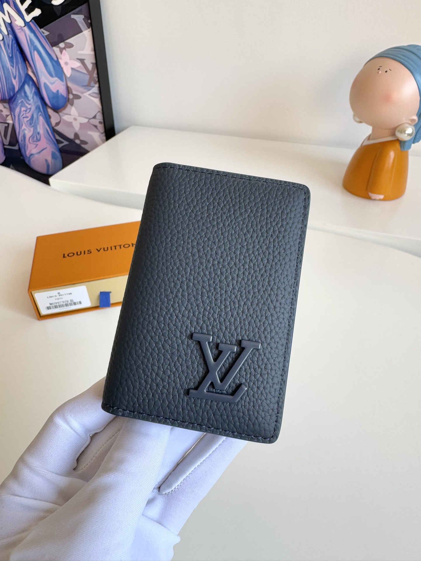 P280 M69979 dark blue New LV Aerogram pocket wallet Selected cowhide leather is as soft as old-time airline letterhead Metal LV letters underline the brand's identity with compartments and card slots to achieve a fusion of elegance and functionality Can be worn with any LV Aerogram handbag Dimensions: 11 x 8 cm.