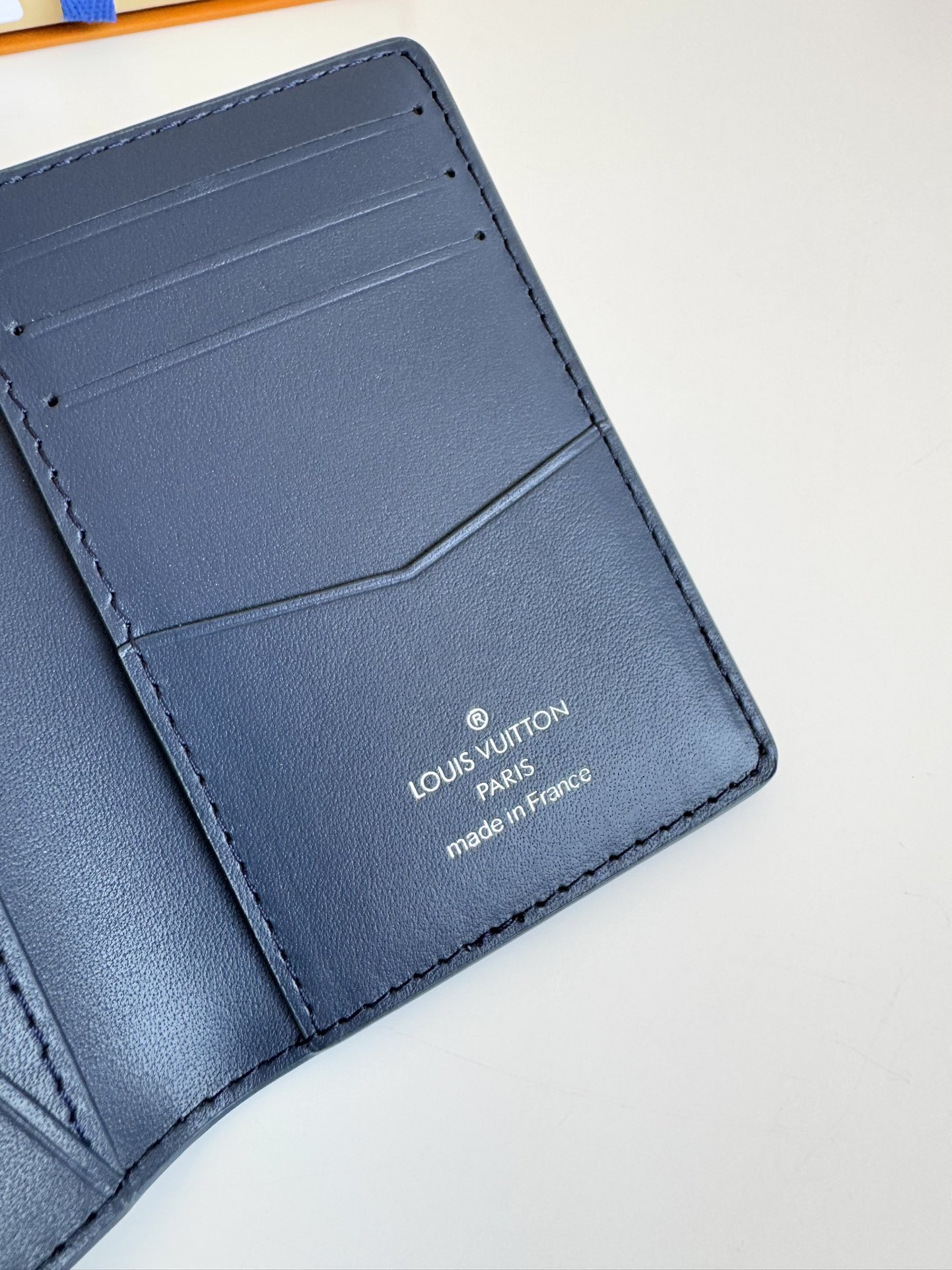 P280 M69979 dark blue New LV Aerogram pocket wallet Selected cowhide leather is as soft as old-time airline letterhead Metal LV letters underline the brand's identity with compartments and card slots to achieve a fusion of elegance and functionality Can be worn with any LV Aerogram handbag Dimensions: 11 x 8 cm.