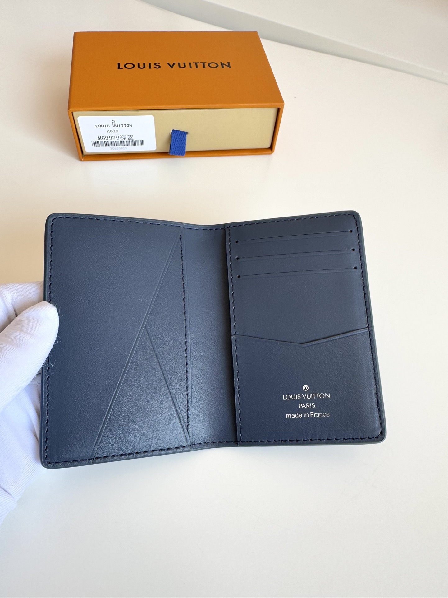 P280 M69979 dark blue New LV Aerogram pocket wallet Selected cowhide leather is as soft as old-time airline letterhead Metal LV letters underline the brand's identity with compartments and card slots to achieve a fusion of elegance and functionality Can be worn with any LV Aerogram handbag Dimensions: 11 x 8 cm.