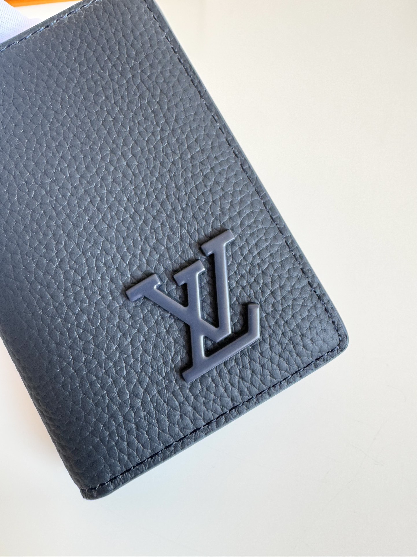 P280 M69979 dark blue New LV Aerogram pocket wallet Selected cowhide leather is as soft as old-time airline letterhead Metal LV letters underline the brand's identity with compartments and card slots to achieve a fusion of elegance and functionality Can be worn with any LV Aerogram handbag Dimensions: 11 x 8 cm.