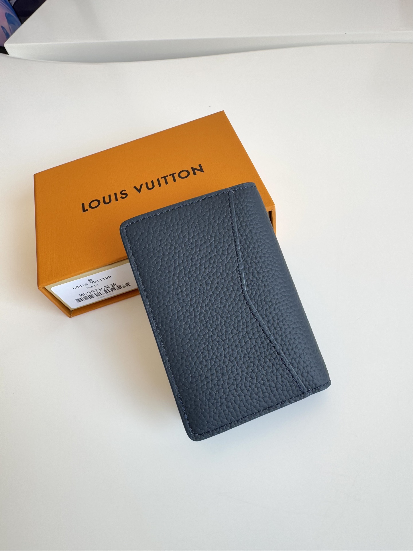 P280 M69979 dark blue New LV Aerogram pocket wallet Selected cowhide leather is as soft as old-time airline letterhead Metal LV letters underline the brand's identity with compartments and card slots to achieve a fusion of elegance and functionality Can be worn with any LV Aerogram handbag Dimensions: 11 x 8 cm.