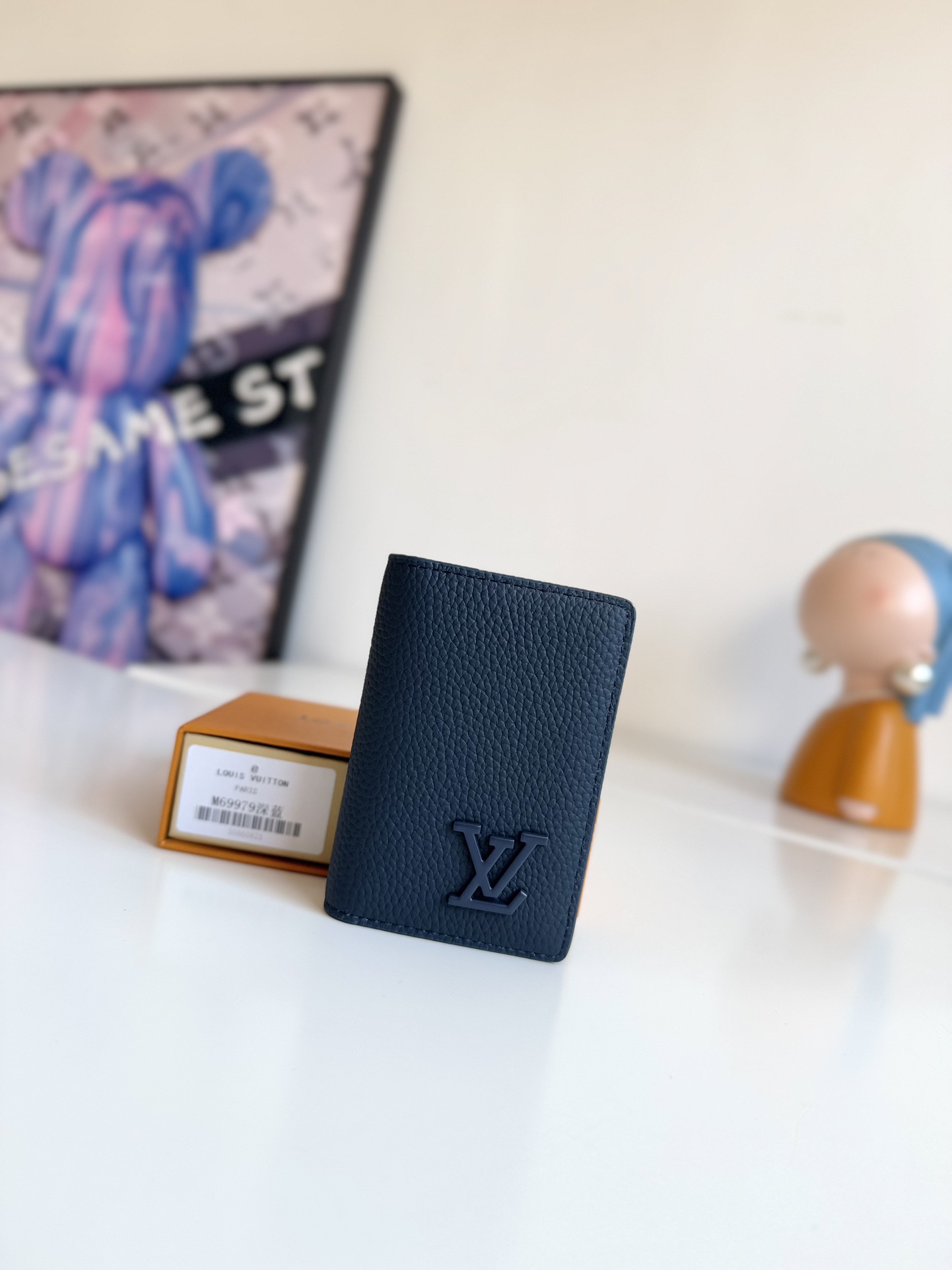 P280 M69979 dark blue New LV Aerogram pocket wallet Selected cowhide leather is as soft as old-time airline letterhead Metal LV letters underline the brand's identity with compartments and card slots to achieve a fusion of elegance and functionality Can be worn with any LV Aerogram handbag Dimensions: 11 x 8 cm.