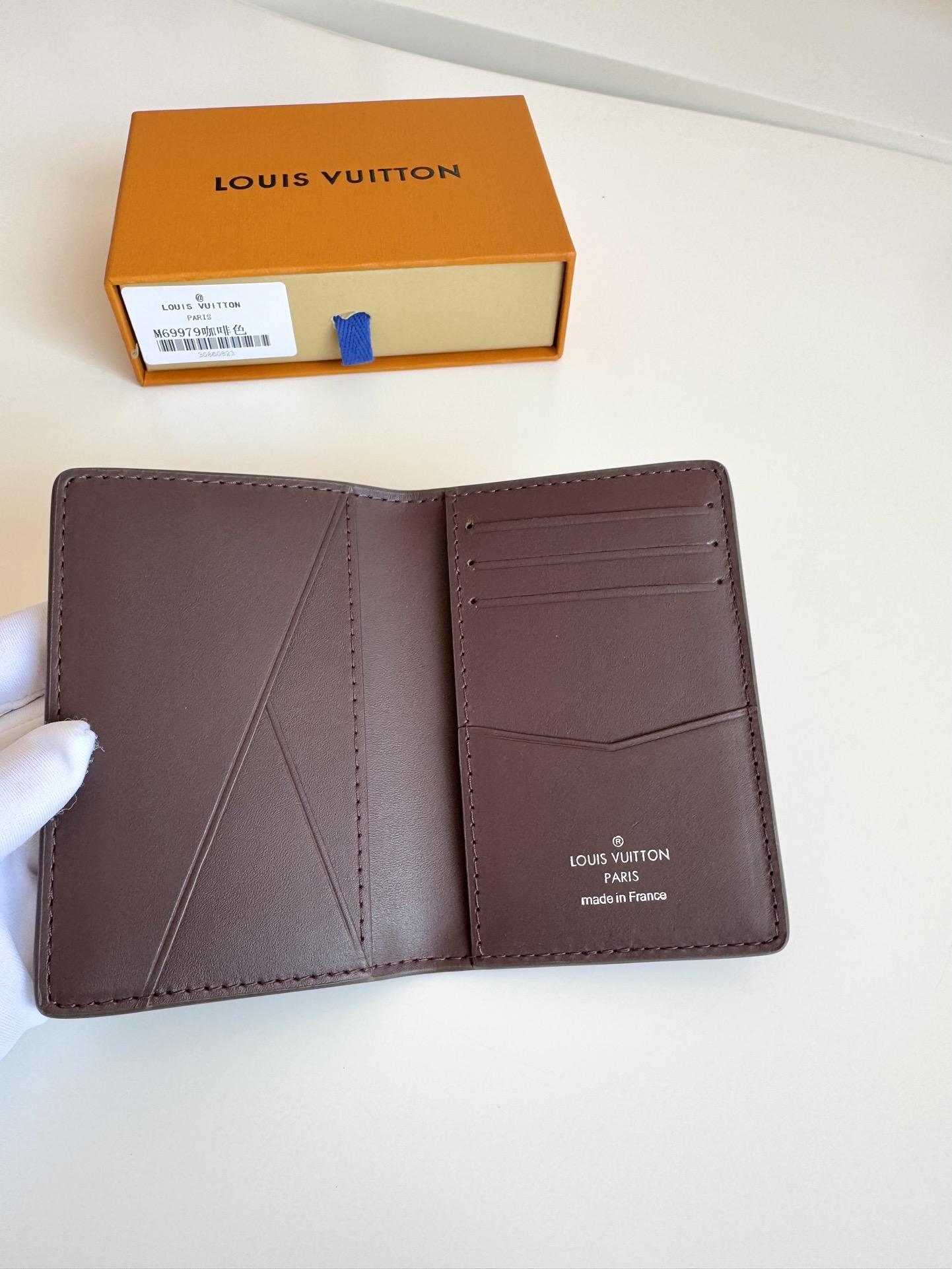 P280 M69979 Coffee New LV Aerogram Pocket Money Clip Selected cowhide leather is as soft as old-time airline letterhead Metal LV letters underline the brand's identity with compartments and card slots to achieve a fusion of elegance and functionality that can be worn with any of the LV Aerogram handbags Dimensions: 11 x 8 cm.