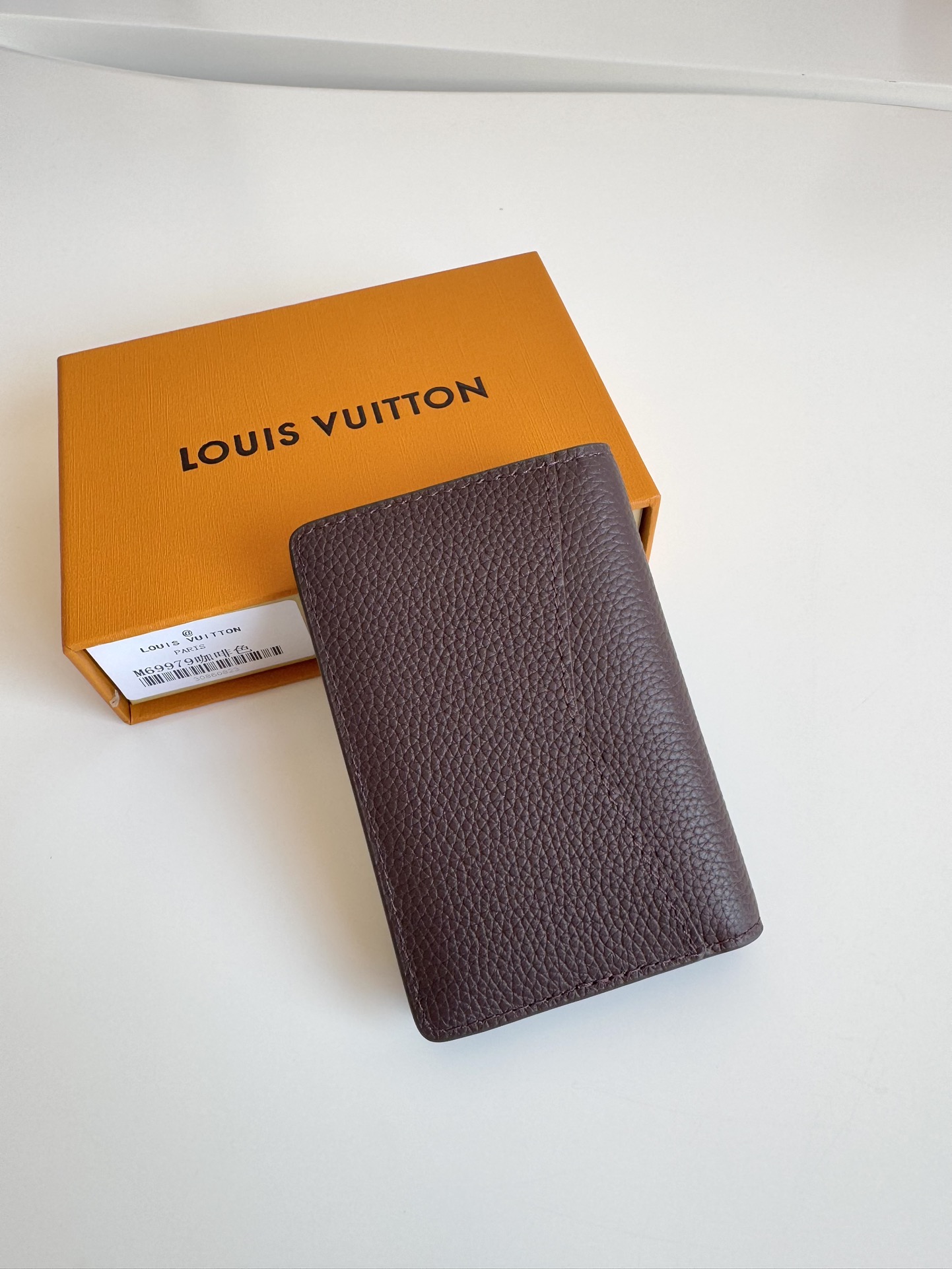 P280 M69979 Coffee New LV Aerogram Pocket Money Clip Selected cowhide leather is as soft as old-time airline letterhead Metal LV letters underline the brand's identity with compartments and card slots to achieve a fusion of elegance and functionality that can be worn with any of the LV Aerogram handbags Dimensions: 11 x 8 cm.