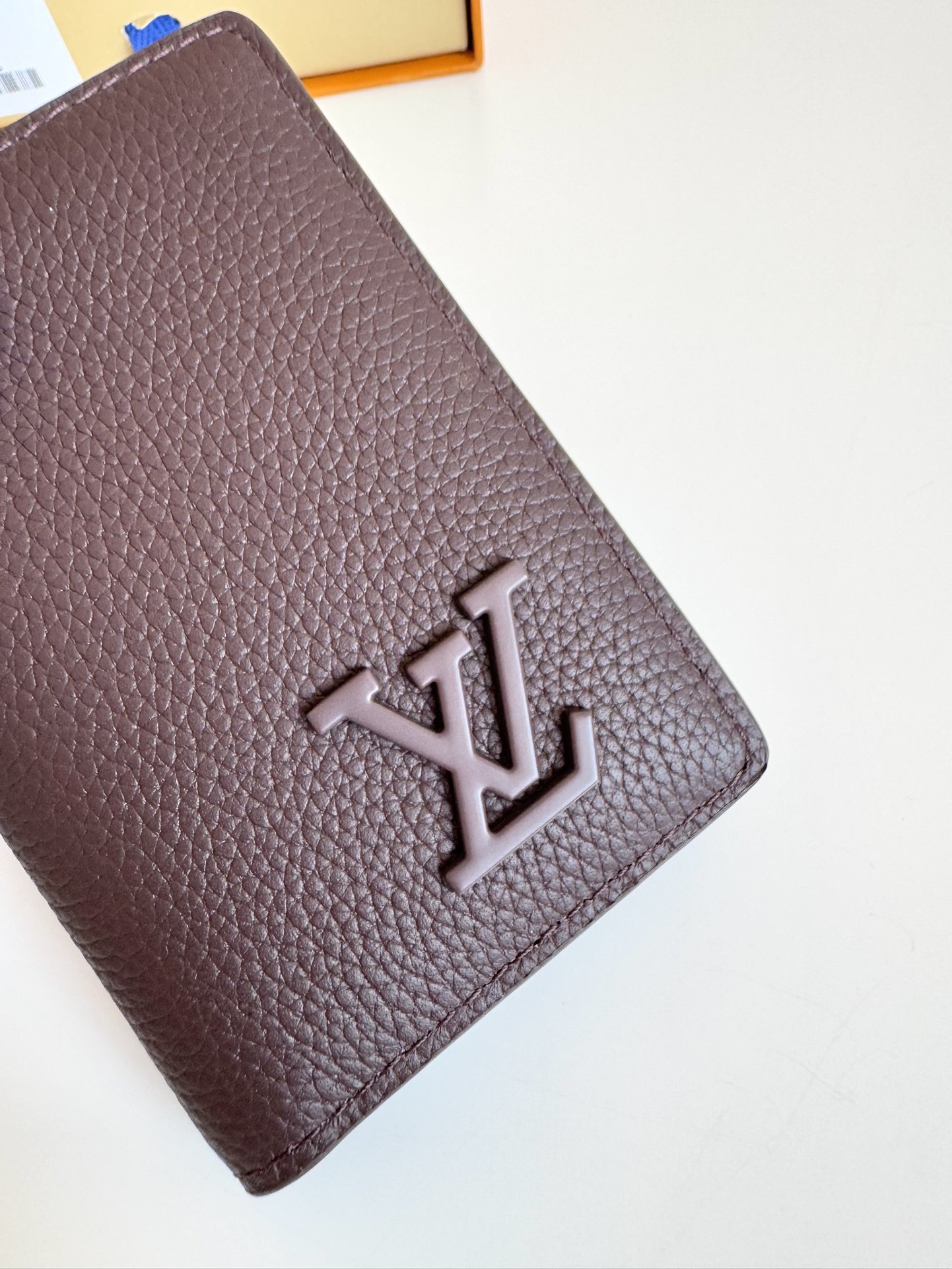 P280 M69979 Coffee New LV Aerogram Pocket Money Clip Selected cowhide leather is as soft as old-time airline letterhead Metal LV letters underline the brand's identity with compartments and card slots to achieve a fusion of elegance and functionality that can be worn with any of the LV Aerogram handbags Dimensions: 11 x 8 cm.