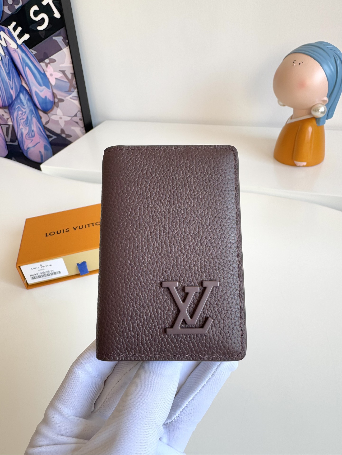 P280 M69979 Coffee New LV Aerogram Pocket Money Clip Selected cowhide leather is as soft as old-time airline letterhead Metal LV letters underline the brand's identity with compartments and card slots to achieve a fusion of elegance and functionality that can be worn with any of the LV Aerogram handbags Dimensions: 11 x 8 cm.