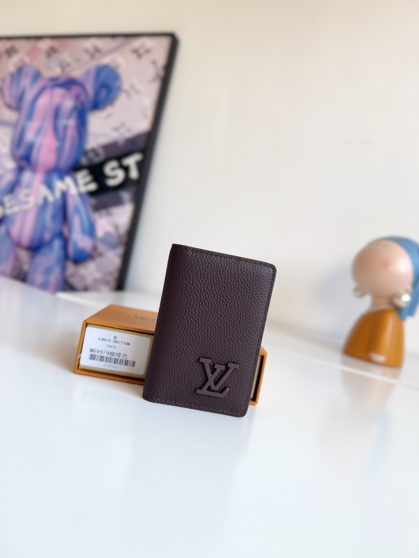 P280 M69979 Coffee New LV Aerogram Pocket Money Clip Selected cowhide leather is as soft as old-time airline letterhead Metal LV letters underline the brand's identity with compartments and card slots to achieve a fusion of elegance and functionality that can be worn with any of the LV Aerogram handbags Dimensions: 11 x 8 cm.