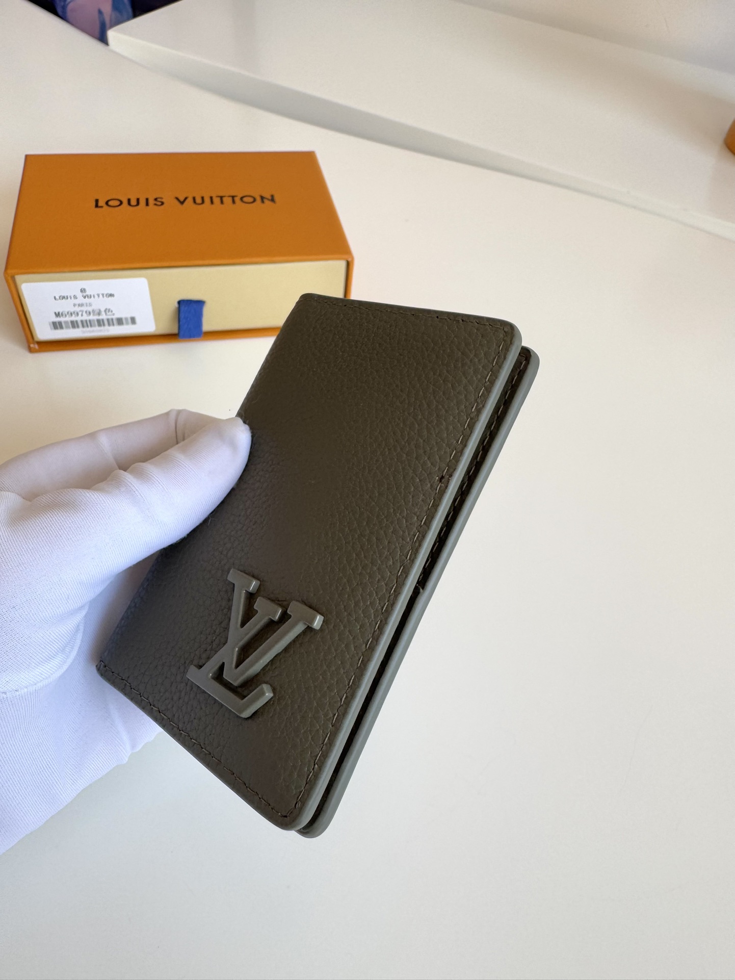 P280 M69979Nouveau pince à billets de poche Aerogram LV vertLe cuir de vachette sélectionné est aussi doux qu'un vieux papier à en-tête de compagnie aérienneLes lettres LV en métal soulignent l'identité de la marqueAvec des compartiments et des fentes pour cartes, c'est une fusion d'élégance et de fonctionnalité qui peut être associée à n'importe quel sac de la collection Aerogram de LVMesures : 11 x 8cm.