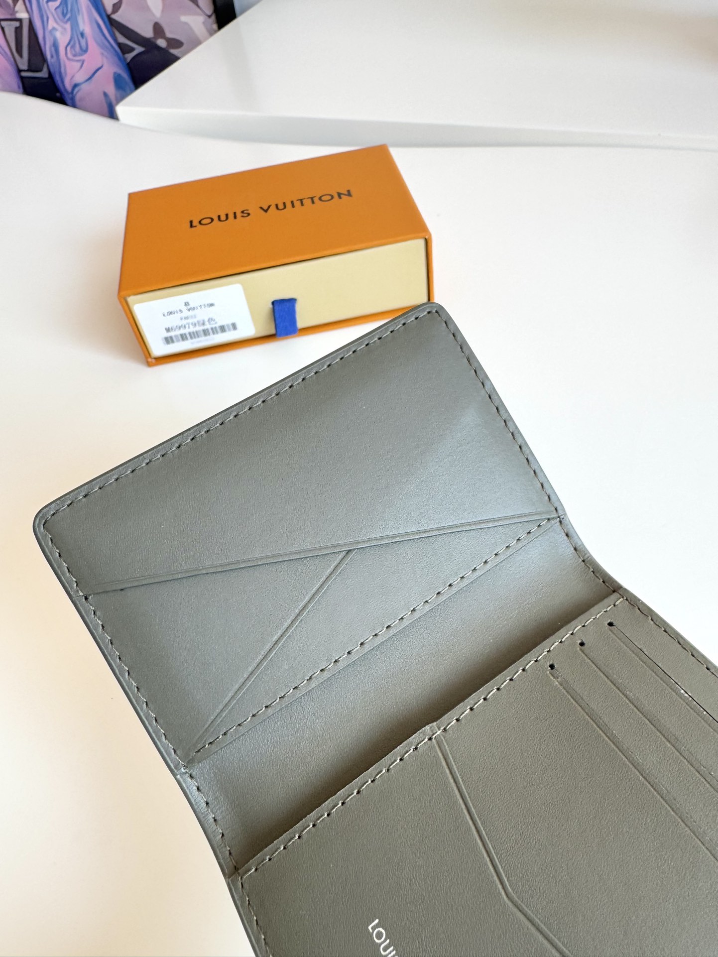 P280 M69979 Coffee New LV Aerogram Pocket Money Clip Selected cowhide leather is as soft as old-time airline letterhead Metal LV letters underline the brand's identity with compartments and card slots to achieve a fusion of elegance and functionality that can be worn with any of the LV Aerogram handbags Dimensions: 11 x 8 cm.