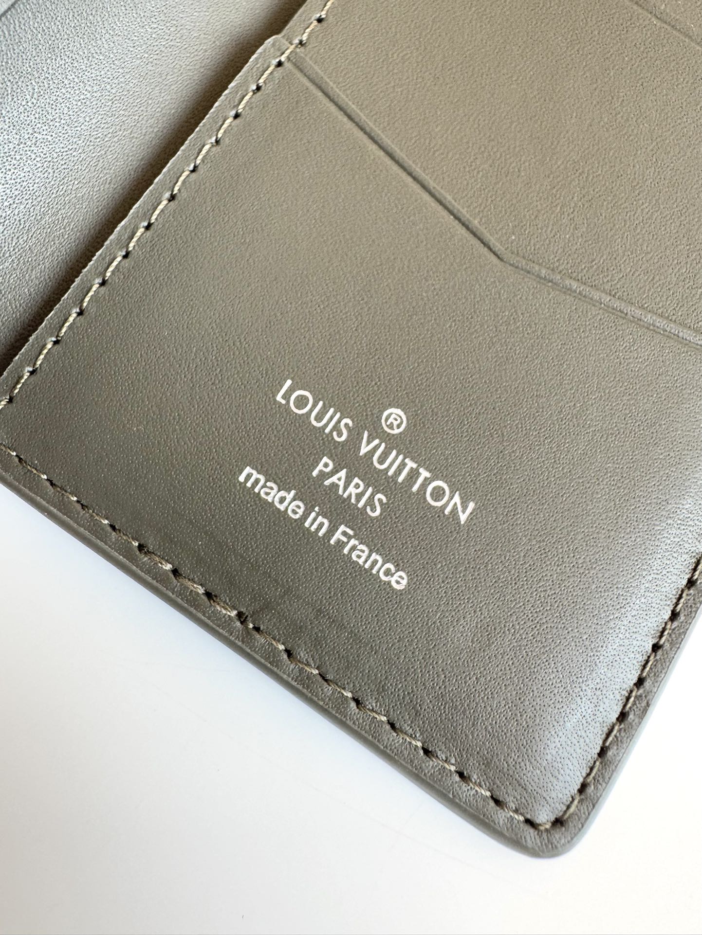 P280 M69979 Coffee New LV Aerogram Pocket Money Clip Selected cowhide leather is as soft as old-time airline letterhead Metal LV letters underline the brand's identity with compartments and card slots to achieve a fusion of elegance and functionality that can be worn with any of the LV Aerogram handbags Dimensions: 11 x 8 cm.