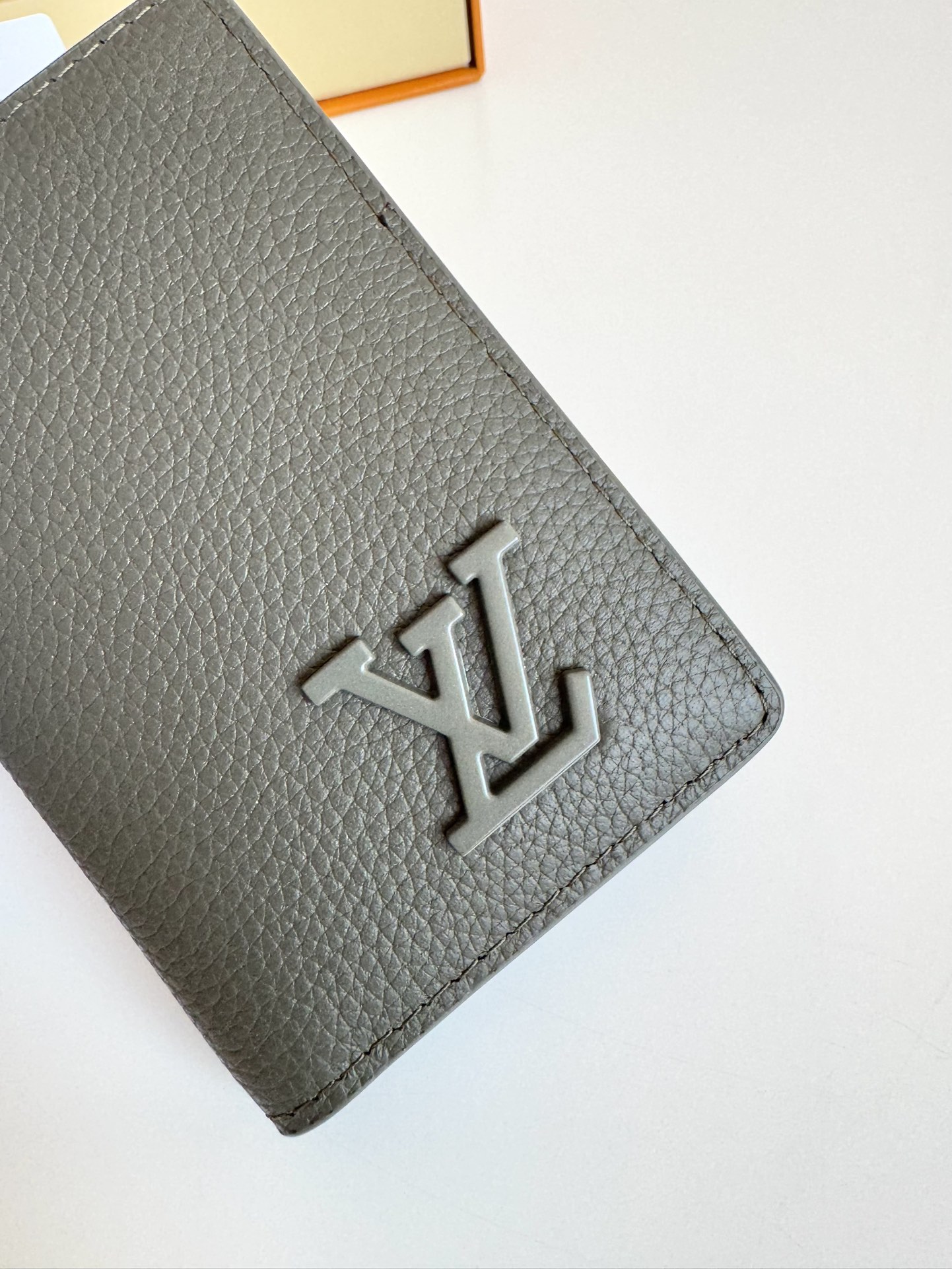 P280 M69979 Coffee New LV Aerogram Pocket Money Clip Selected cowhide leather is as soft as old-time airline letterhead Metal LV letters underline the brand's identity with compartments and card slots to achieve a fusion of elegance and functionality that can be worn with any of the LV Aerogram handbags Dimensions: 11 x 8 cm.