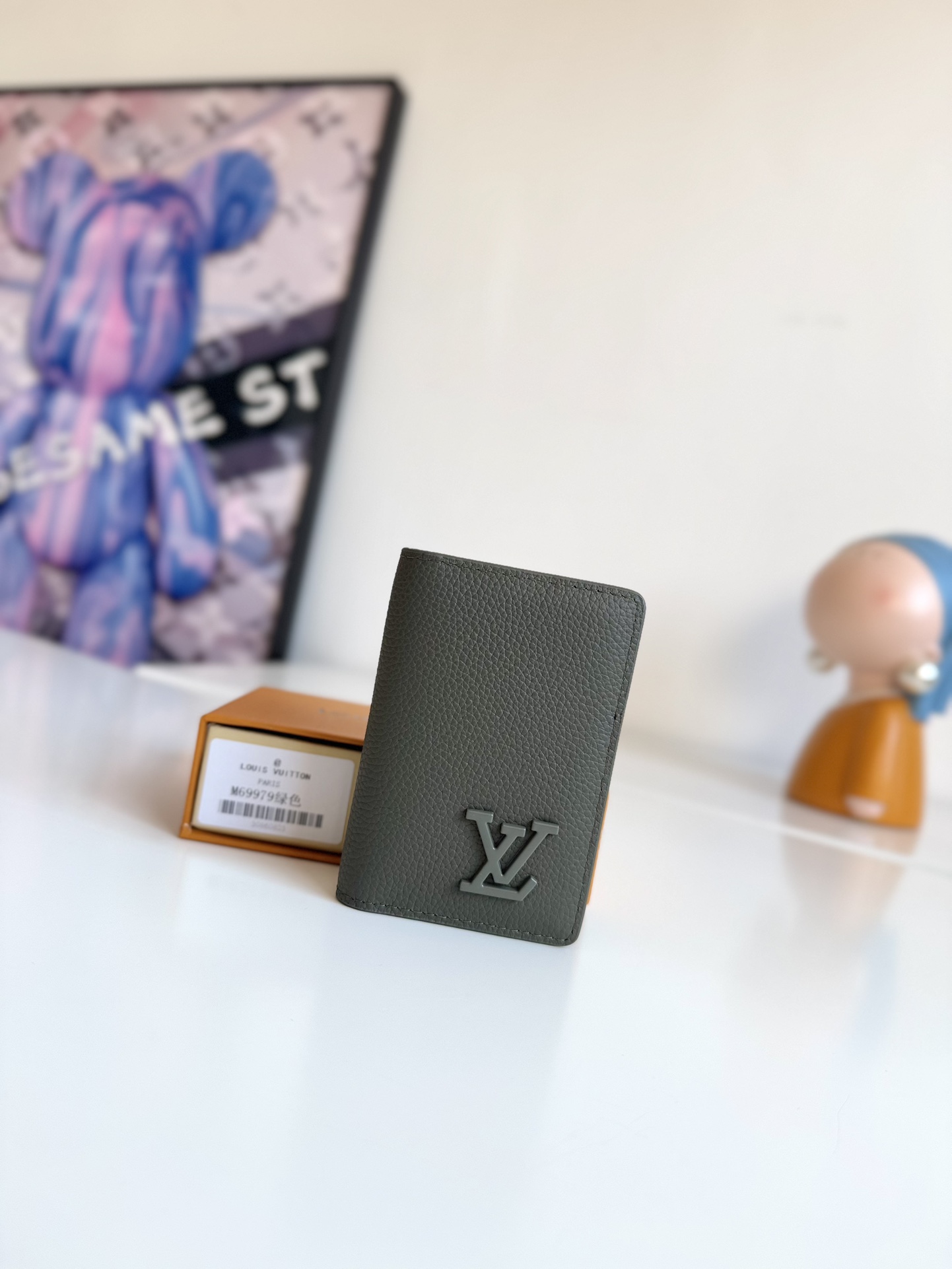 P280 M69979 Coffee New LV Aerogram Pocket Money Clip Selected cowhide leather is as soft as old-time airline letterhead Metal LV letters underline the brand's identity with compartments and card slots to achieve a fusion of elegance and functionality that can be worn with any of the LV Aerogram handbags Dimensions: 11 x 8 cm.