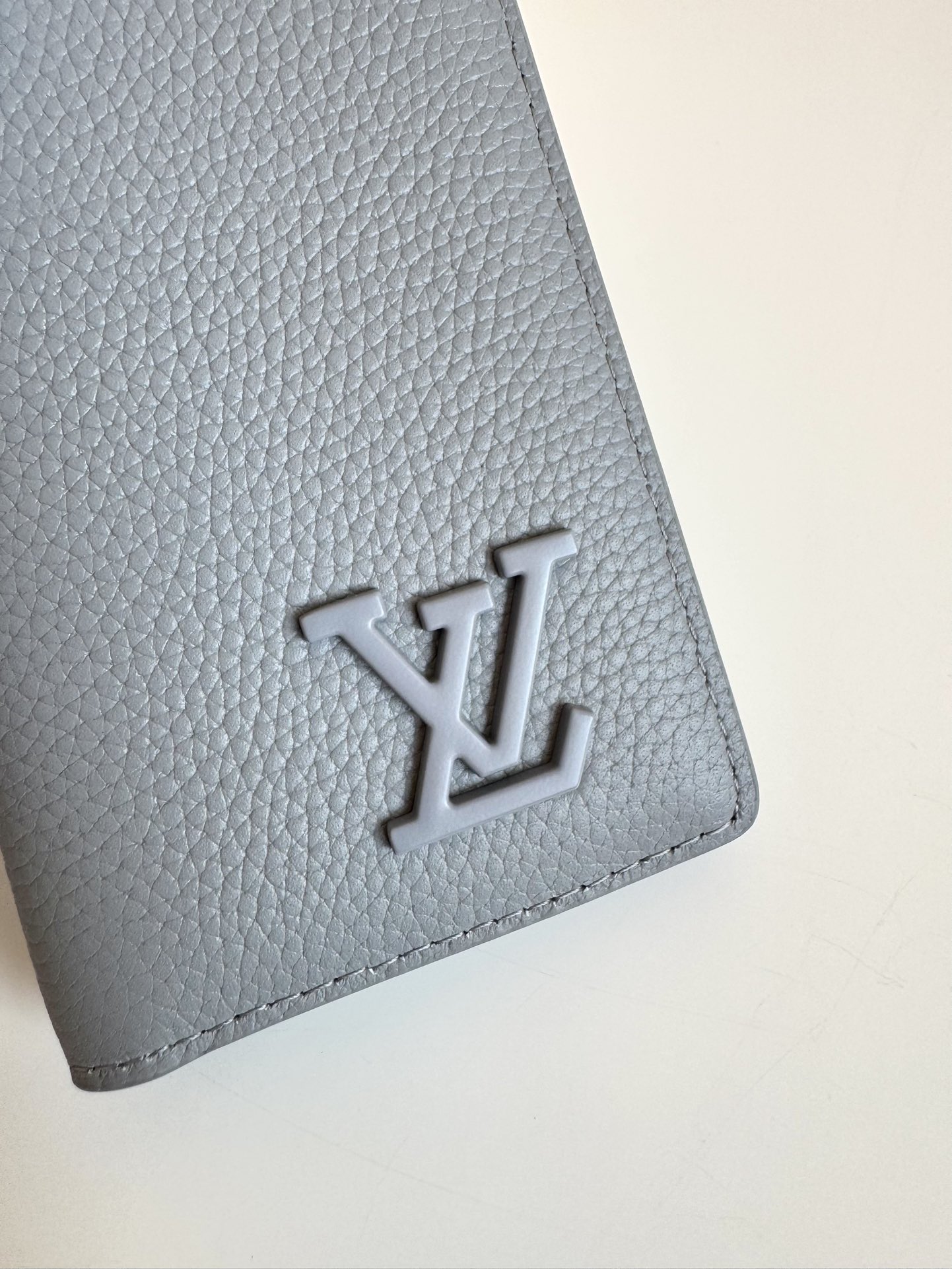 P280 M69979 Grey New LV Aerogram Pocket Money Clip Le cuir de vachette sélectionné est aussi doux qu'un vieux papier à en-tête de compagnie aérienne Les lettres LV en métal soulignent l'identité de la marque Avec des compartiments et des fentes pour cartes pour une fusion de l'élégance et de la fonctionnalité Peut être porté avec n'importe quel sac à main LV Aerogram Dimensions : 11 x 8 cm.