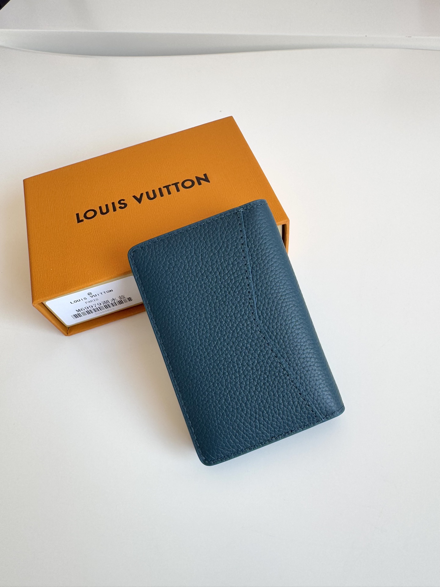 P280 M69979Lake Blue New LV Aerogram Pocket Money ClipCuir de vachette sélectionné aussi souple qu'un vieux papier à en-tête de compagnie aérienneLes lettres LV en métal soulignent l'identité de la marqueAvec des compartiments et des fentes pour cartes, c'est une fusion d'élégance et de fonctionnalité qui peut être associée à n'importe quel sac de la collection Aerogram de LVMesures : 11 x 8cm