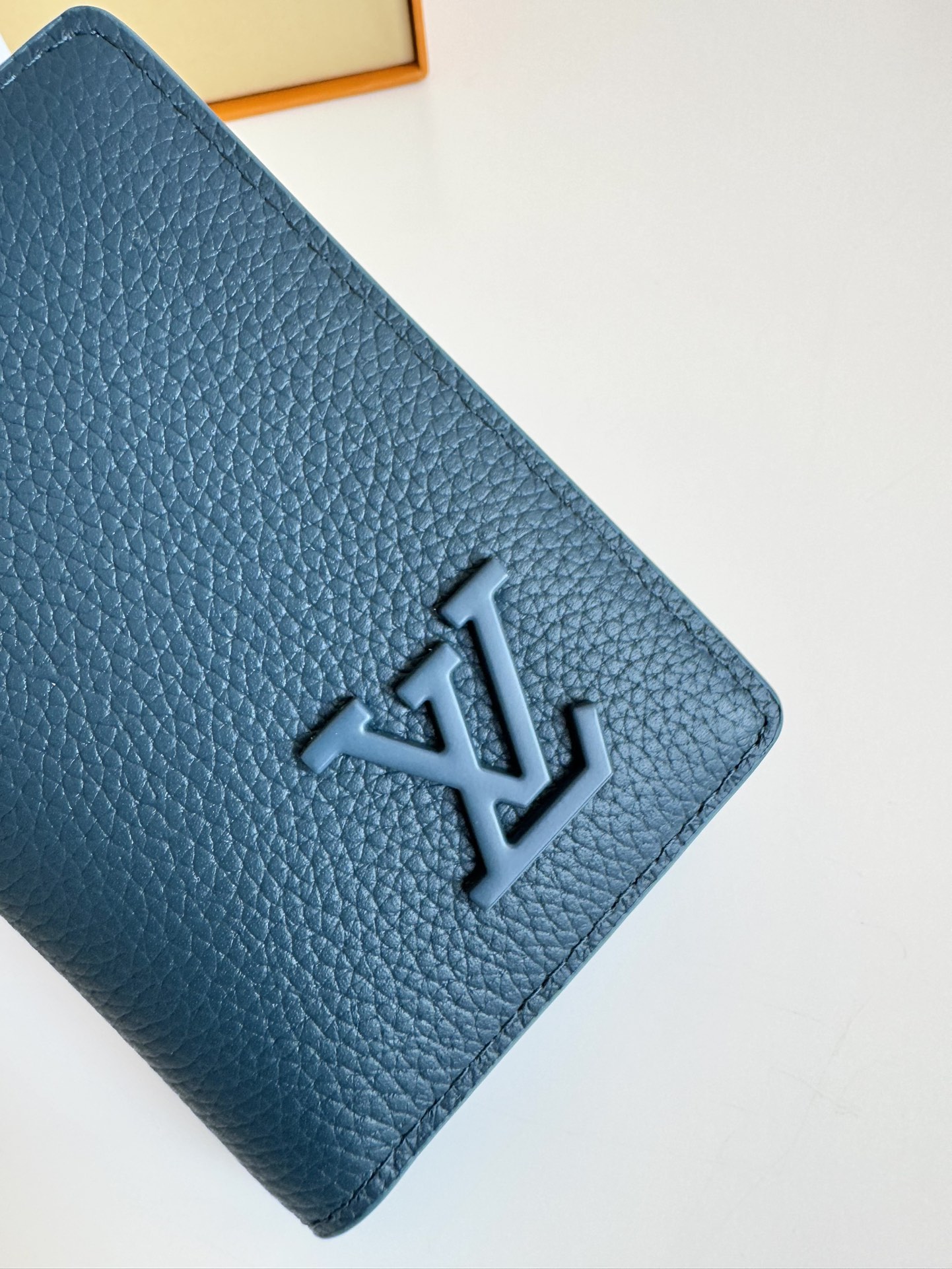 P280 M69979 Coffee New LV Aerogram Pocket Money Clip Selected cowhide leather is as soft as old-time airline letterhead Metal LV letters underline the brand's identity with compartments and card slots to achieve a fusion of elegance and functionality that can be worn with any of the LV Aerogram handbags Dimensions: 11 x 8 cm.