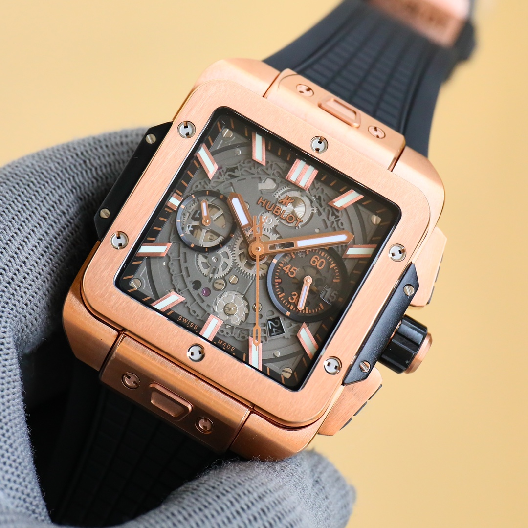 P3800 HUBLOT A Hublot apresenta orgulhosamente o novo SQUARE BANG UNICO Hublot Big Bang Aço, leve e confortável na mão Vidro de safira sem custos adicionais Bracelete de borracha texturizada da coleção Big Bang e o sistema de desbloqueio de um toque aclamado pelo mercado Calibre exclusivo Hublot Exclusive 7750 Calibre HUB1280 com pontes modificadas O mostrador do cronógrafo substitui o mostrador tradicional. Em vez de um mostrador tradicional, um mostrador de cronógrafo revela o funcionamento interno do movimento em toda a sua glória, enquanto os ponteiros granulados de sete cores têm uma textura impecável.