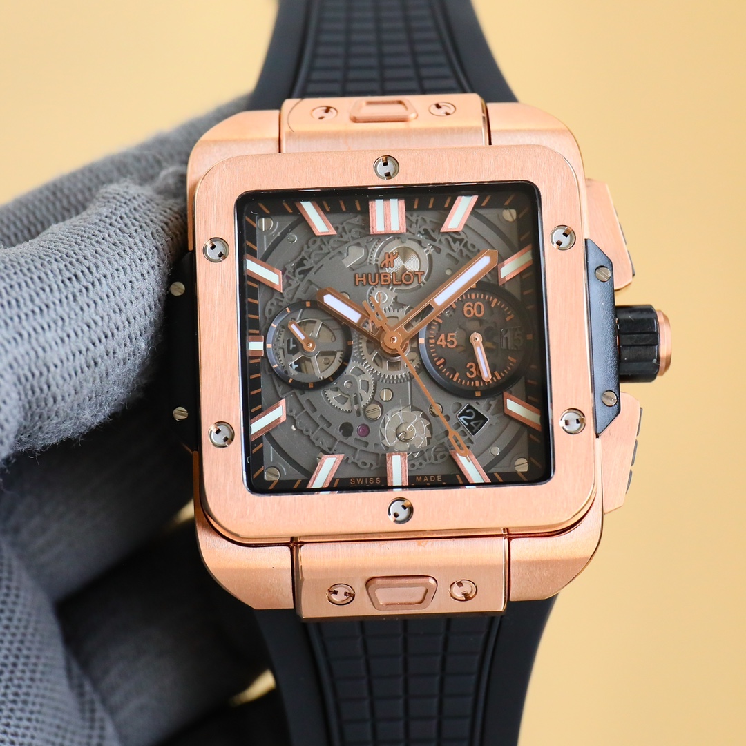 P3800 HUBLOT ウブロが自信を持ってお届けする新作「SQUARE BANG UNICO」 ウブロ ビッグ・バン スティール、軽量で手になじむサファイアガラス（無償） ビッグ・バン コレクションのテクスチャーを施したラバーストラップ、そして市場で高い評価を得ているワンタッチ リリースシステム ウブロ独自のキャリバー7750、ブリッジを変更したキャリバーHUB1280 従来の文字盤に代わるクロノグラフ表示。従来の文字盤の代わりにクロノグラフ表示が採用され、ムーブメントの内部構造を余すところなく見ることができます。