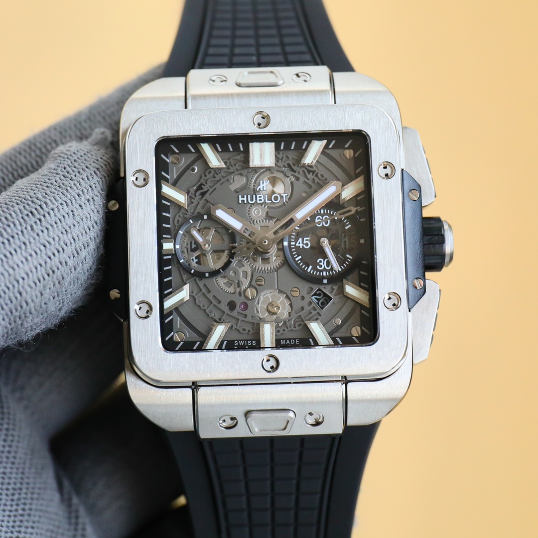 P3800 HUBLOT A Hublot apresenta orgulhosamente o novo SQUARE BANG UNICO Hublot Big Bang Aço, leve e confortável na mão Vidro de safira sem custos adicionais Bracelete de borracha texturizada da coleção Big Bang e o sistema de desbloqueio de um toque aclamado pelo mercado Calibre exclusivo Hublot Exclusive 7750 Calibre HUB1280 com pontes modificadas O mostrador do cronógrafo substitui o mostrador tradicional. Em vez de um mostrador tradicional, um mostrador de cronógrafo revela o funcionamento interno do movimento em toda a sua glória, enquanto os ponteiros granulados de sete cores têm uma textura impecável.