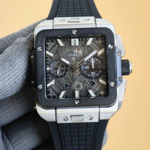 P3800 HUBLOT 宇舶表荣耀发布全新SQUARE BANG UNICO腕表 恒宝方形大爆炸 精钢打造轻盈贴手舒适 不计成本采用蓝宝石玻璃  采用源自Big Bang系列的纹理橡胶表带和备受市场赞誉的一键快拆系统 独家恒宝专属7750改夹板HUB1280机芯 计时盘显示设计取代了传统表盘 内部机芯的运转奥秘于此一览无遗 七彩纹指针质感无可挑剔 45mm  天花板级别-高仿包包