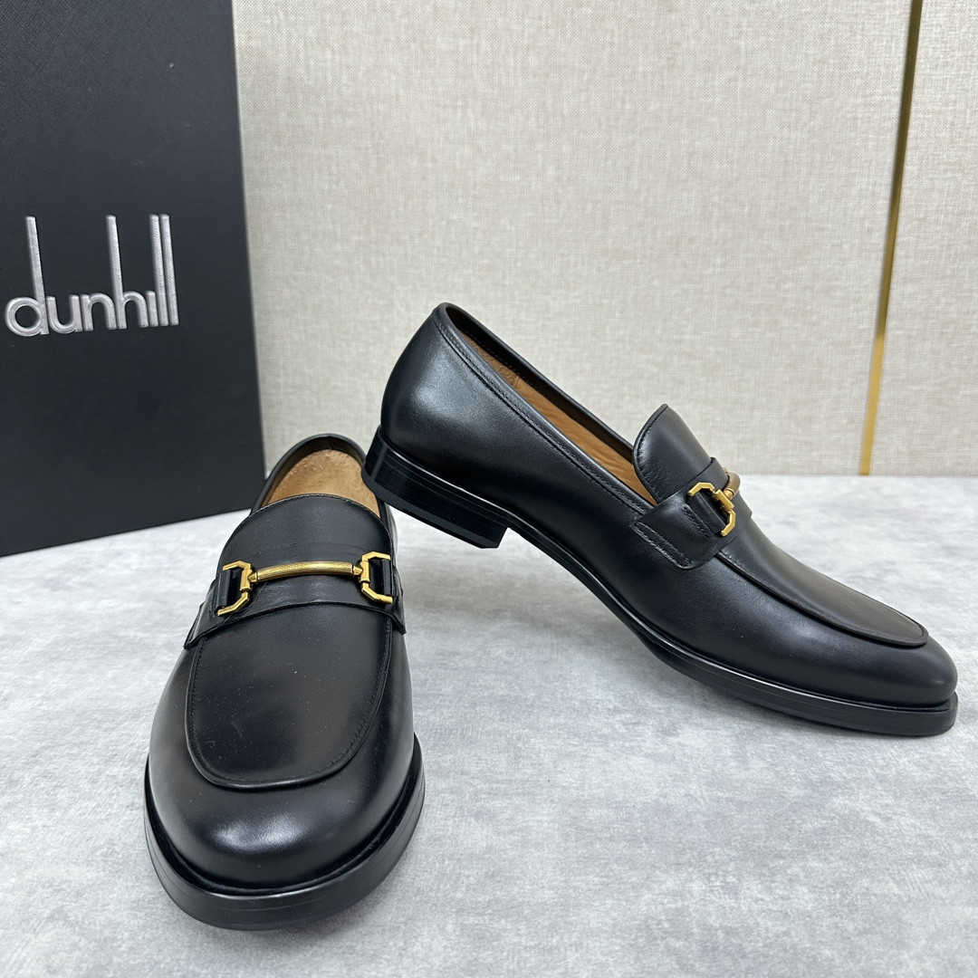 Dunhill Chiltern Slip On Leather Shoes Dunhill foi criada em 1893, em Inglaterra, por um jovem empresário e inventor - ALfred dunhill's hands, ao longo do último século, para se tornar numa marca de luxo de renome mundial Dunhill design men unique to the British traditional style as Inspirado no estilo tradicional britânico, combinado com um design moderno e inovador para criar um visual elegante, feito de pele de cabra francesa importada, forrado com pele de vitela importada, acolchoado com pele espessa e resistente ao desgaste, para criar um toque confortável e suave. Logotipo conjunto completo da embalagem original para venda Três cores no clássico preto, azul, marrom sapatos de couro padrão tamanho: 39 ~ 44# (38.45.46 🉑 personalizado) P ¥ 1100-Fábrica de alta imitação