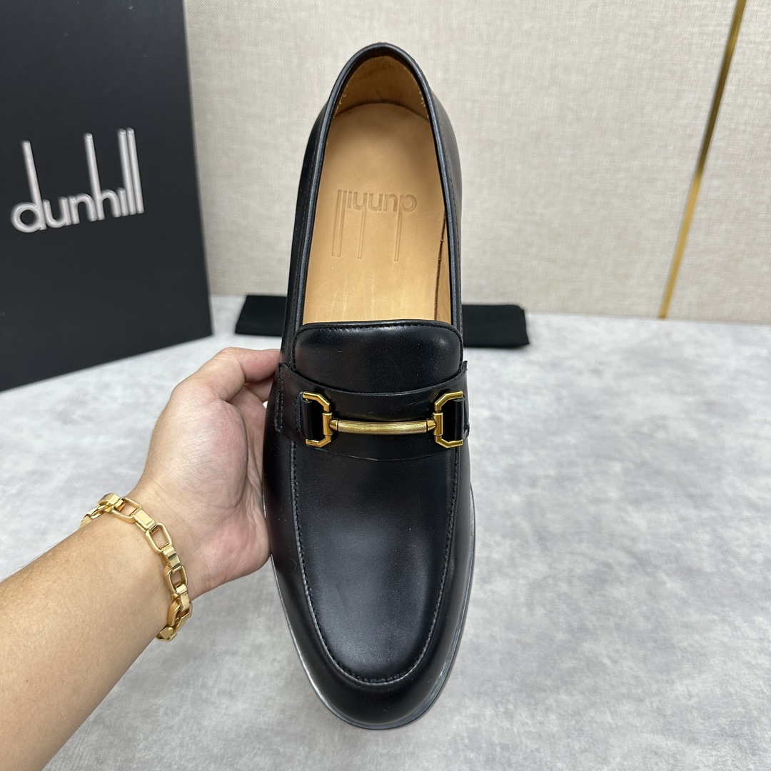 Dunhill Chiltern Slip On Leather Shoes Dunhill foi criada em 1893, em Inglaterra, por um jovem empresário e inventor - ALfred dunhill's hands, ao longo do último século, para se tornar numa marca de luxo de renome mundial Dunhill design men unique to the British traditional style as Inspirado no estilo tradicional britânico, combinado com um design moderno e inovador para criar um visual elegante, feito de pele de cabra francesa importada, forrado com pele de vitela importada, acolchoado com pele espessa e resistente ao desgaste, para criar um toque confortável e suave. Logotipo conjunto completo da embalagem original para venda Três cores no clássico preto, azul, marrom sapatos de couro padrão tamanho: 39 ~ 44# (38.45.46 🉑 personalizado) P ¥ 1100-Fábrica de alta imitação