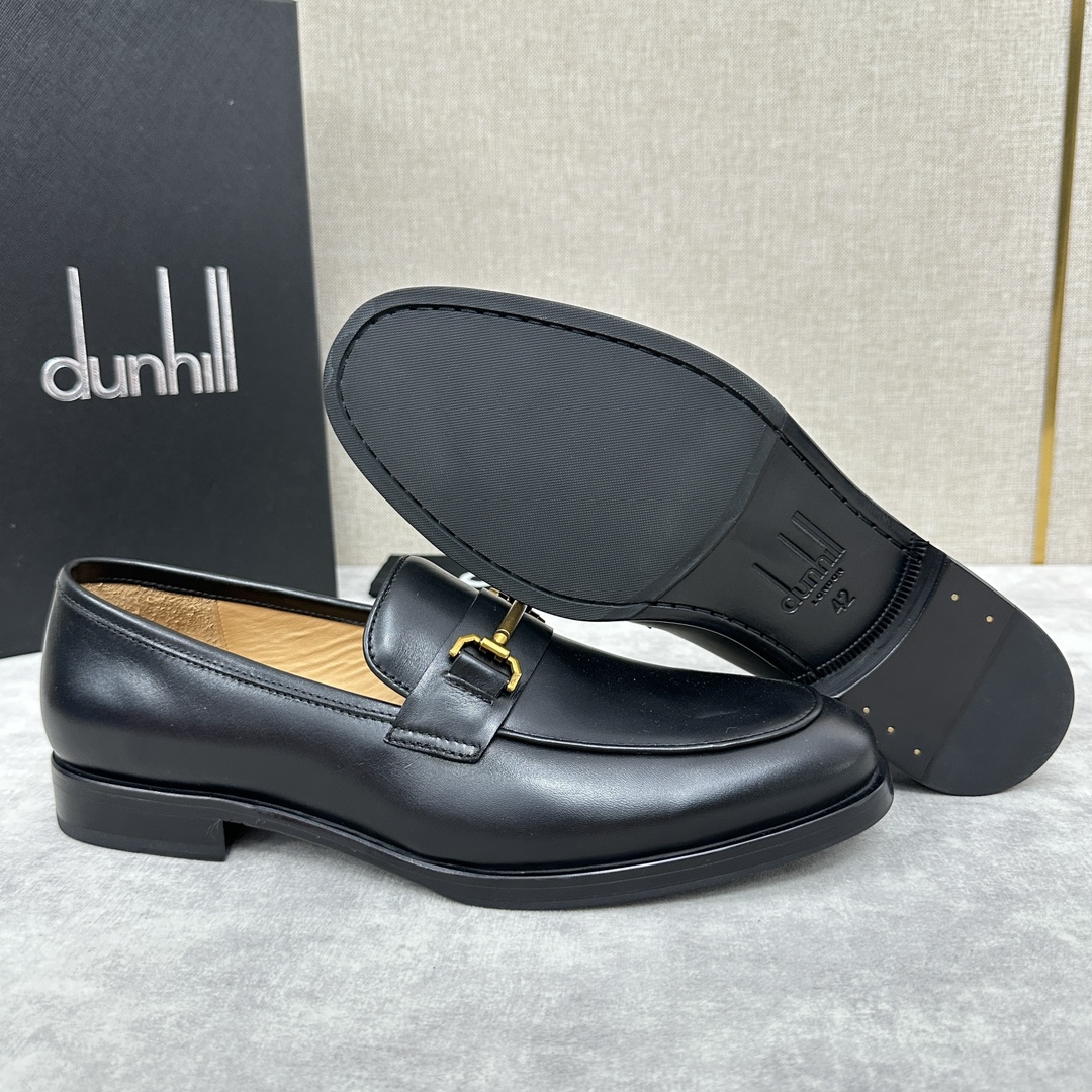 Dunhill Chiltern Slip On Leather Shoes Dunhill foi criada em 1893, em Inglaterra, por um jovem empresário e inventor - ALfred dunhill's hands, ao longo do último século, para se tornar numa marca de luxo de renome mundial Dunhill design men unique to the British traditional style as Inspirado no estilo tradicional britânico, combinado com um design moderno e inovador para criar um visual elegante, feito de pele de cabra francesa importada, forrado com pele de vitela importada, acolchoado com pele espessa e resistente ao desgaste, para criar um toque confortável e suave. Logotipo conjunto completo da embalagem original para venda Três cores no clássico preto, azul, marrom sapatos de couro padrão tamanho: 39 ~ 44# (38.45.46 🉑 personalizado) P ¥ 1100-Fábrica de alta imitação